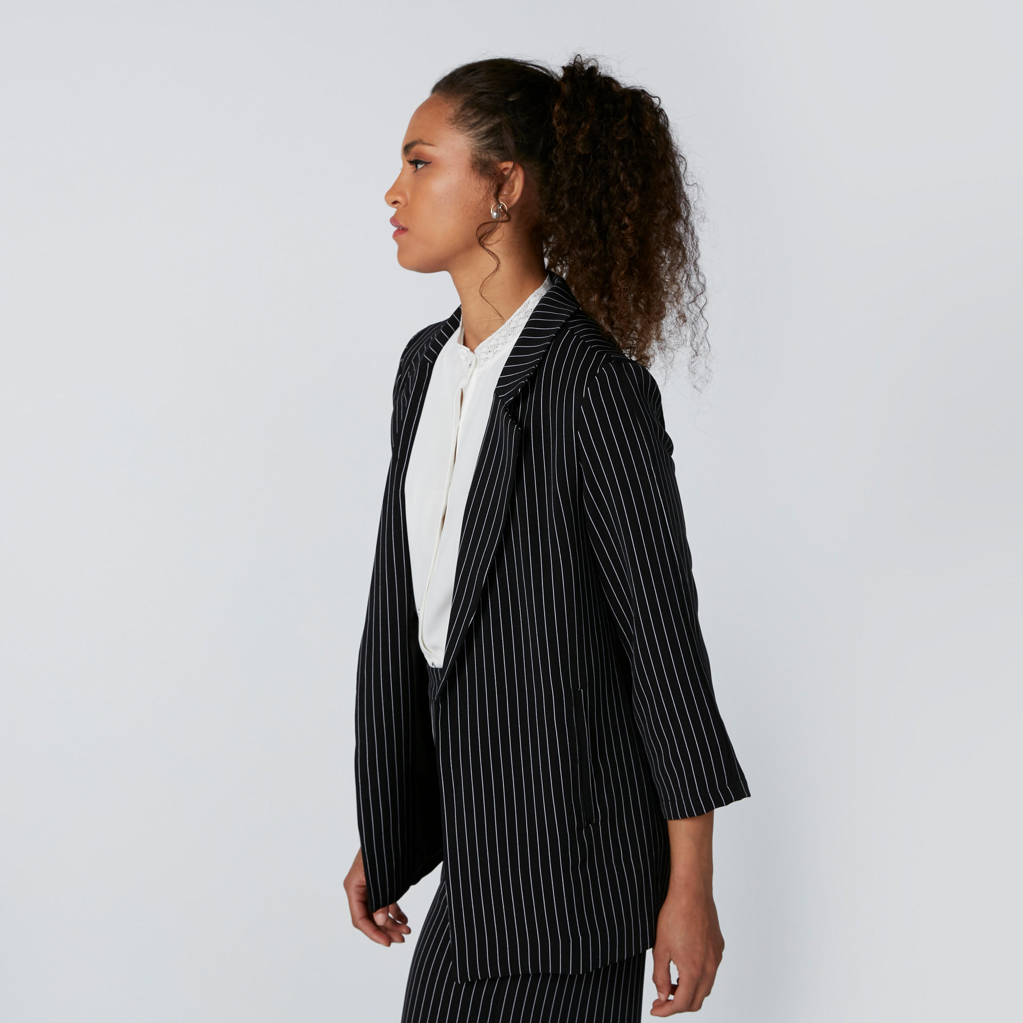 بليزر رسمي مقلّم بأكمام 3/4 وجيوب-women-clothing-coatsandjackets-blazers-image-3