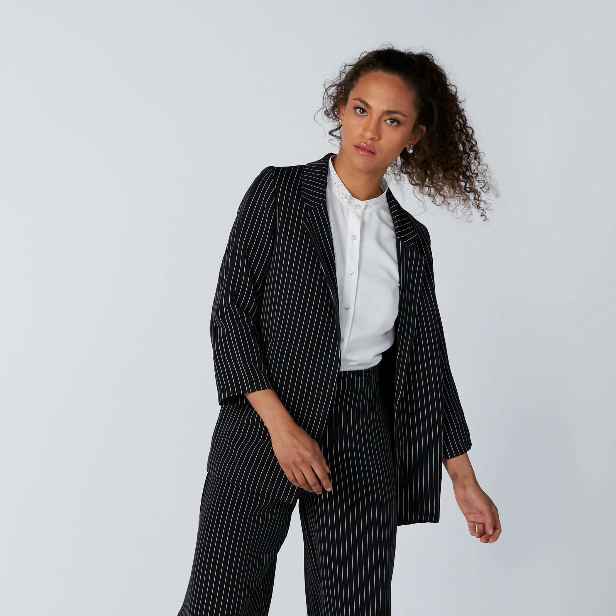 بليزر رسمي مقلّم بأكمام 3/4 وجيوب-women-clothing-coatsandjackets-blazers-image-4