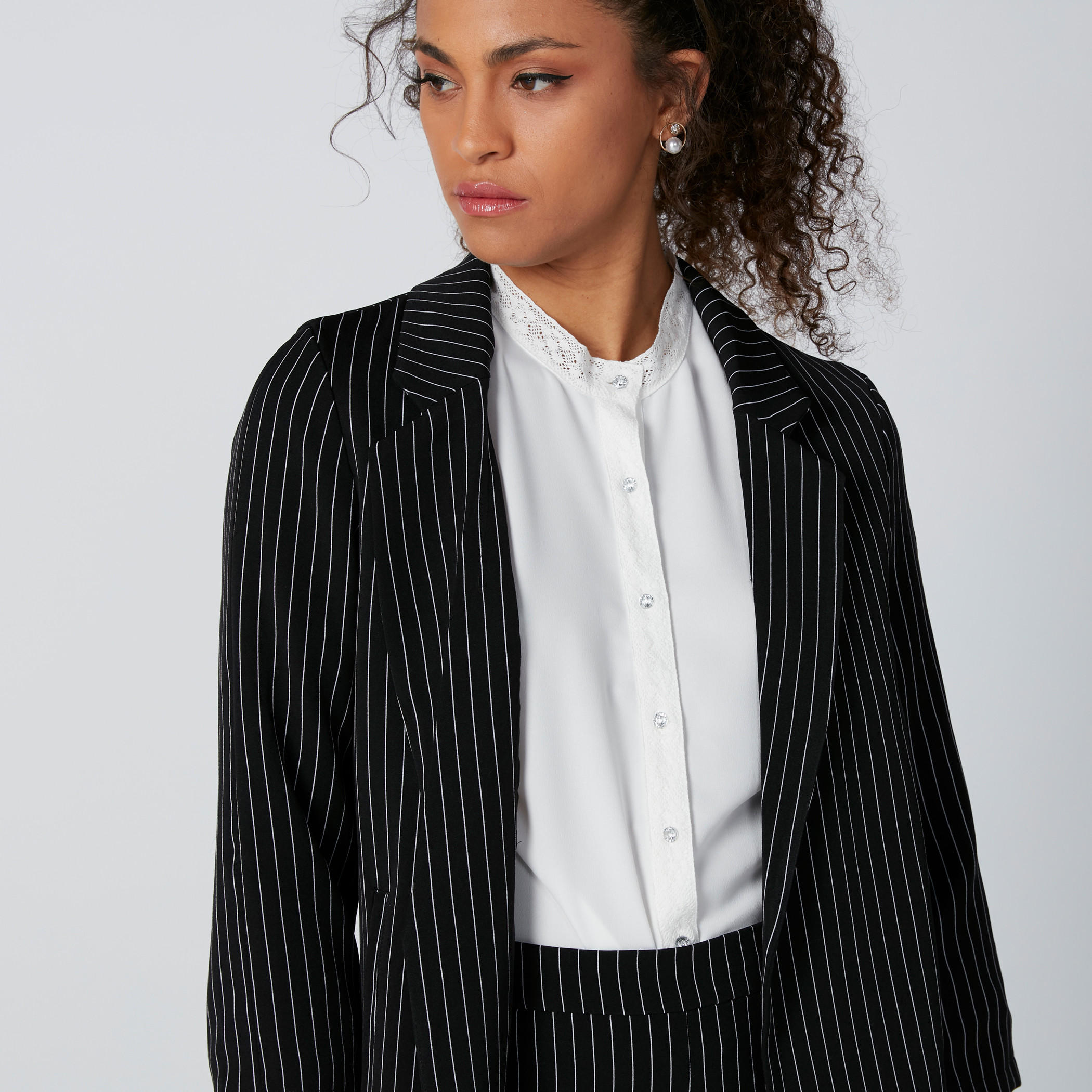 بليزر رسمي مقلّم بأكمام 3/4 وجيوب-women-clothing-coatsandjackets-blazers-image-5