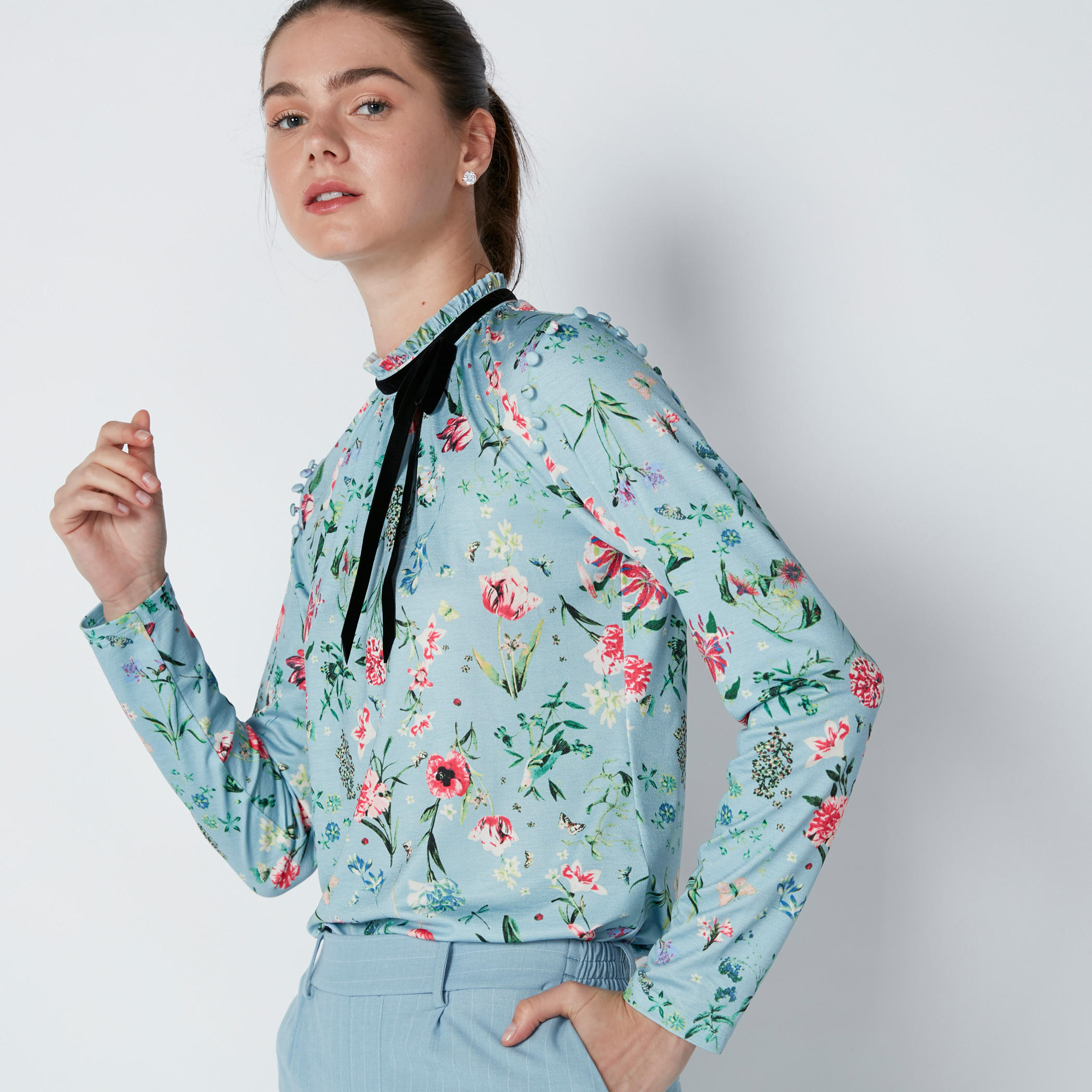 بلوزة بطبعات وياقة عالية وأكمام طويلة-women-clothing-shirtsandblouses-blouses-image-1