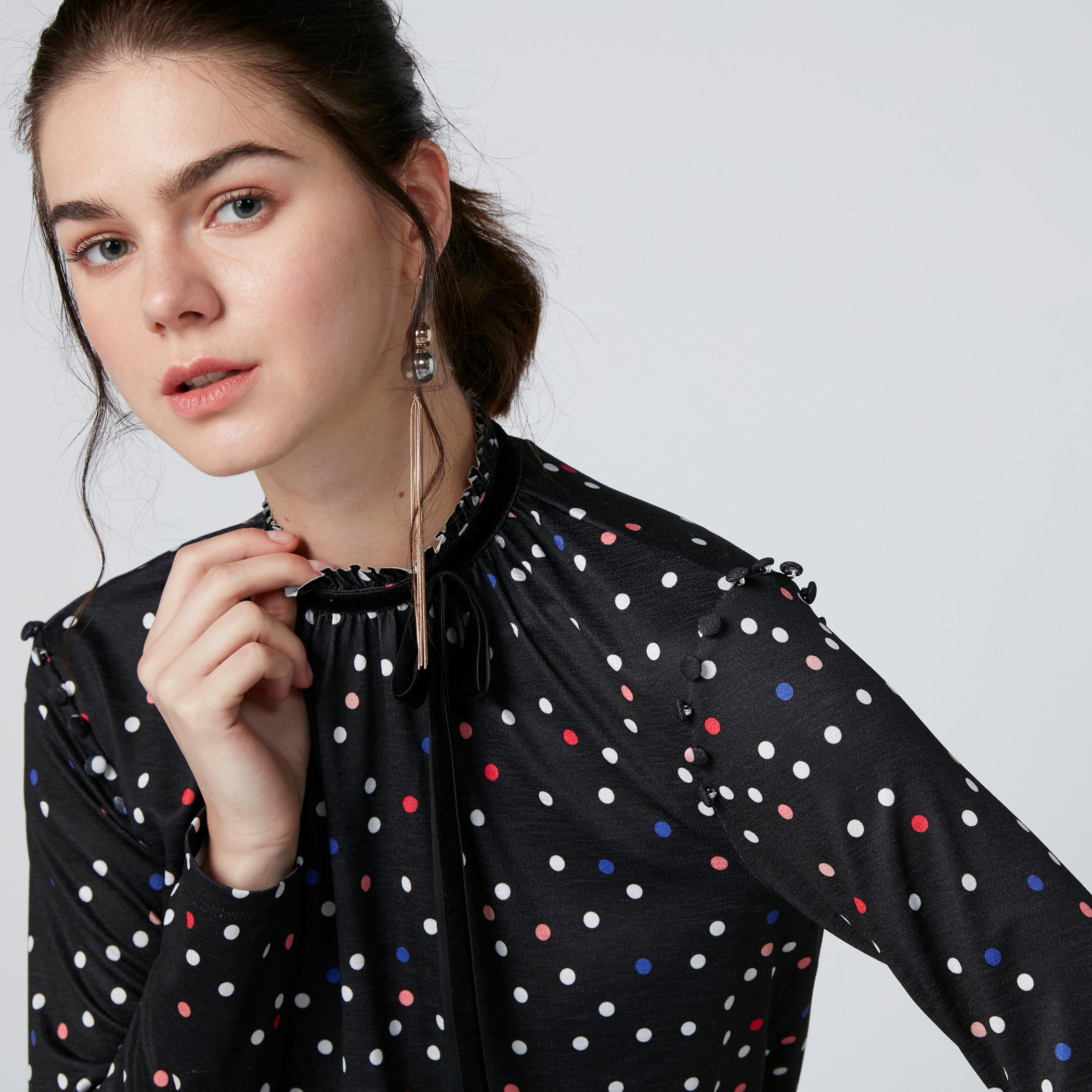 بلوزة بياقة عالية وأكمام طويلة وطبعات منقّطة-women-clothing-shirtsandblouses-blouses-image-1