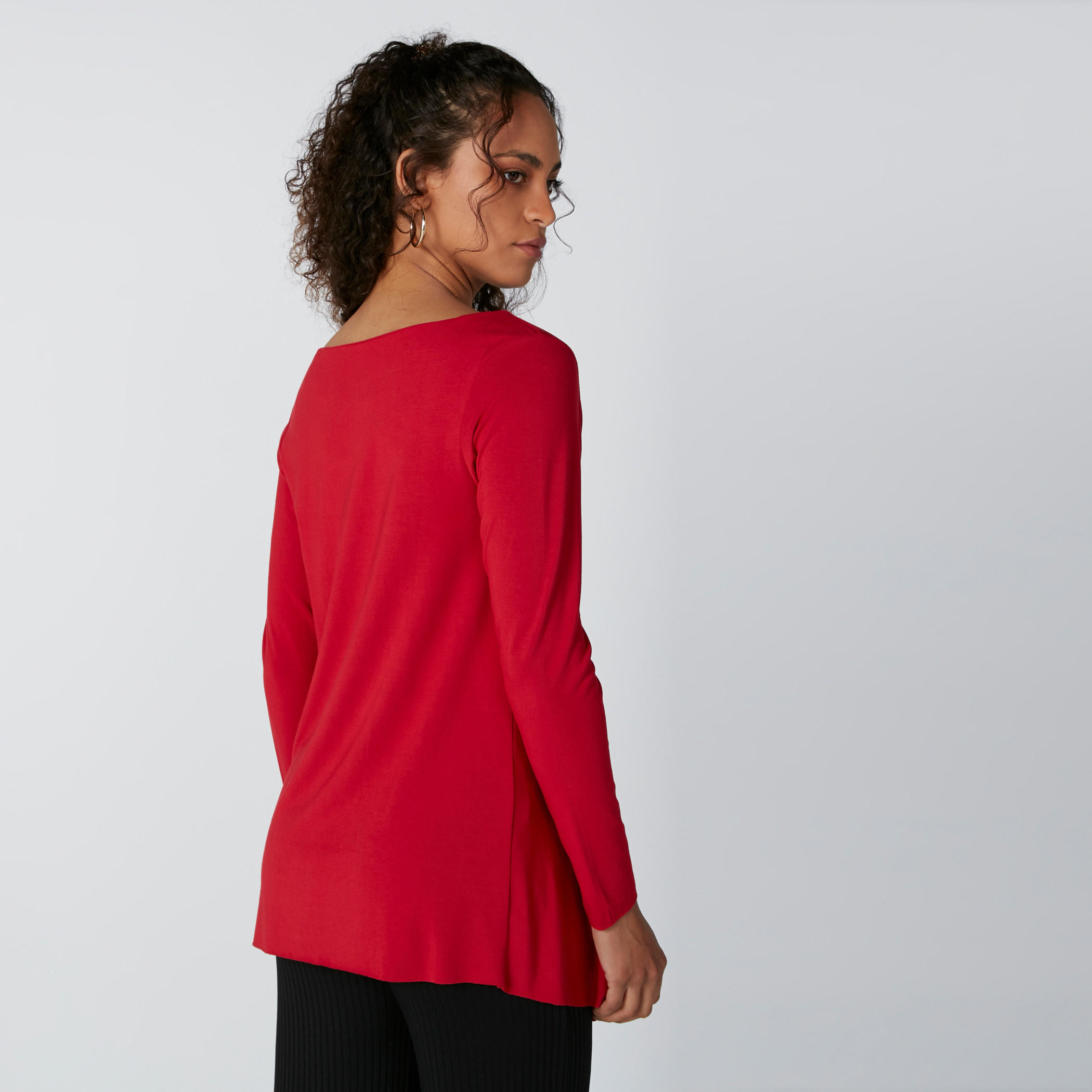 بلوزة بياقة قارب وأكمام طويلة وحوّاف غير مستوية-women-clothing-tshirts-image-6