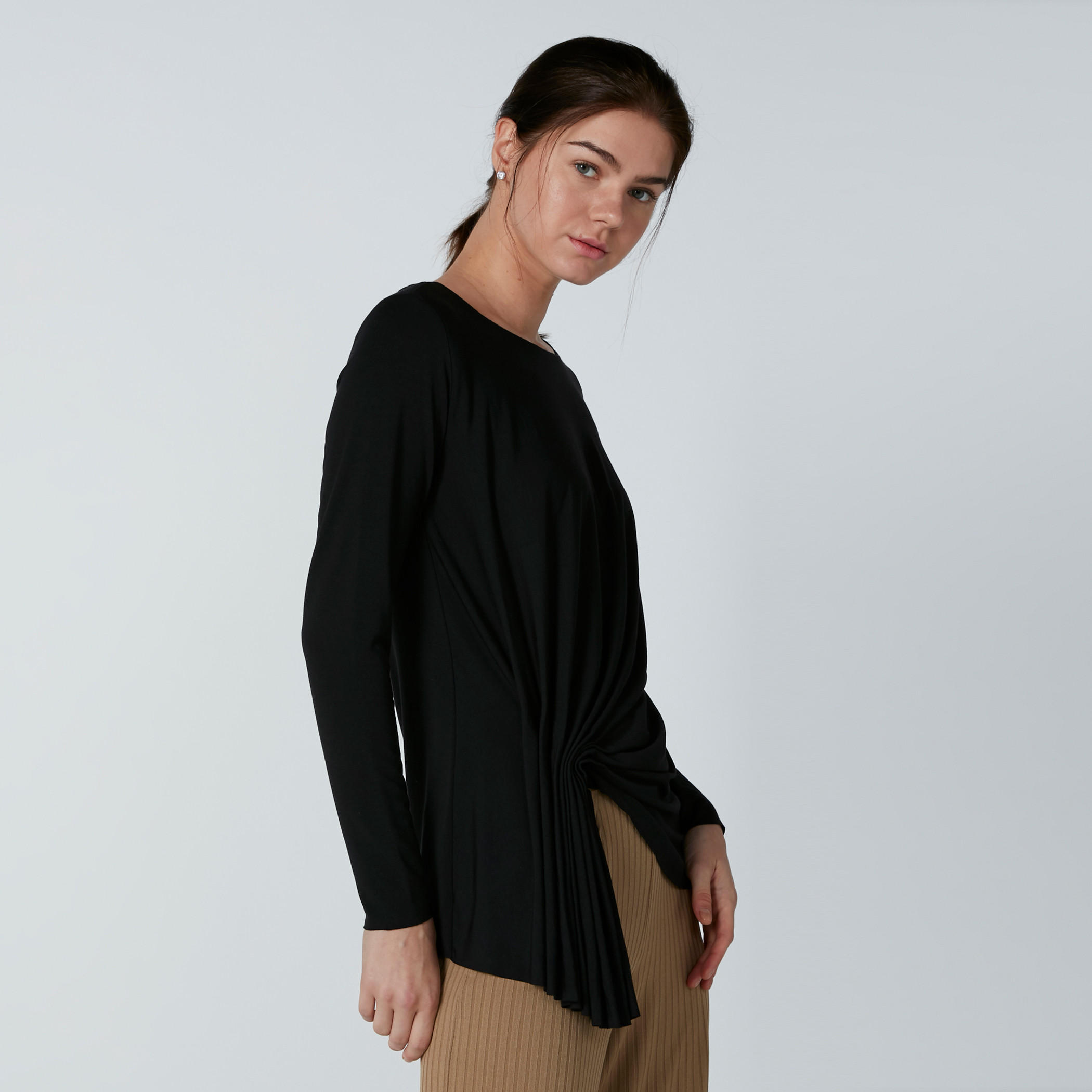 بلوزة بياقة قارب وأكمام طويلة وحوّاف غير مستوية-women-clothing-tshirts-image-11