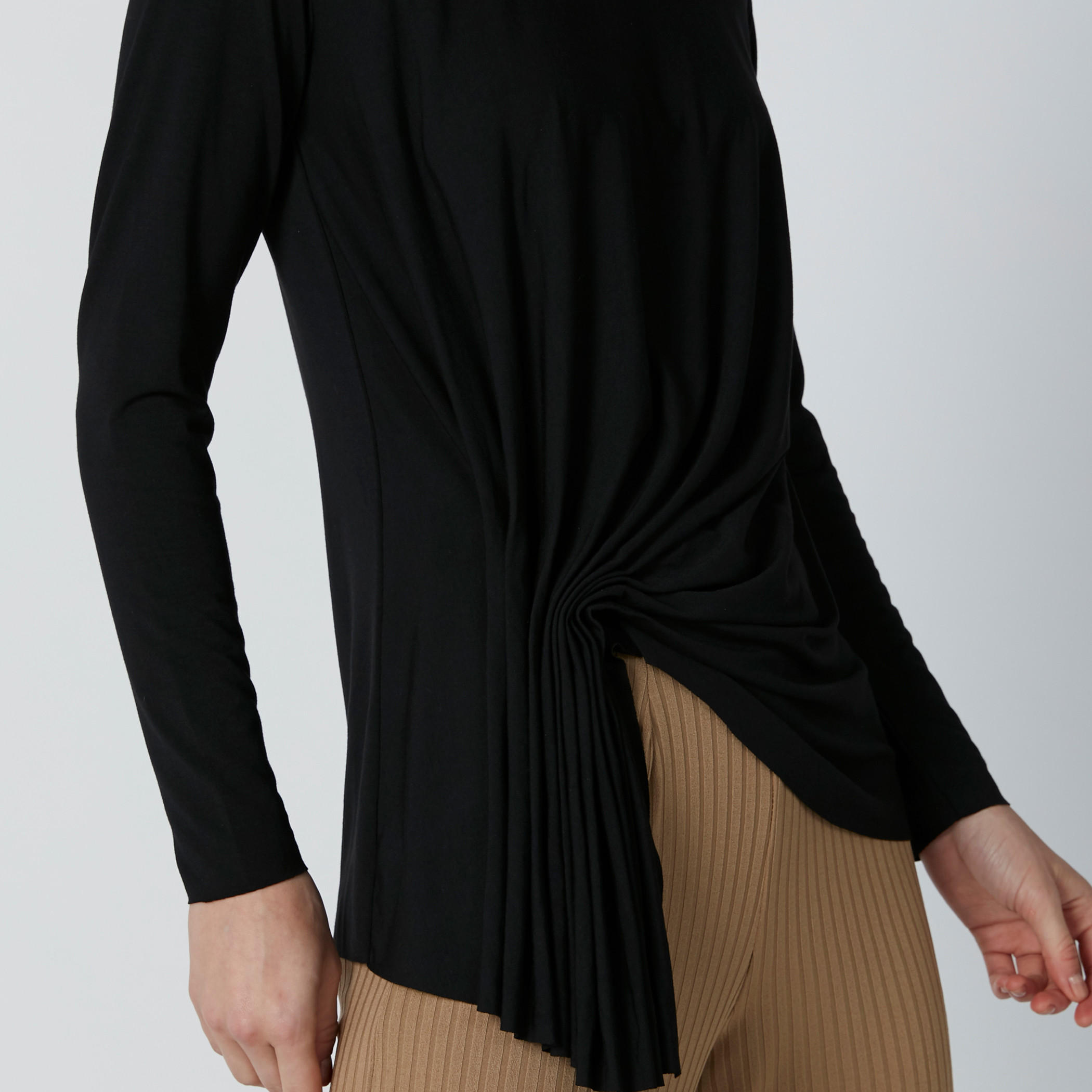 بلوزة بياقة قارب وأكمام طويلة وحوّاف غير مستوية-women-clothing-tshirts-image-12