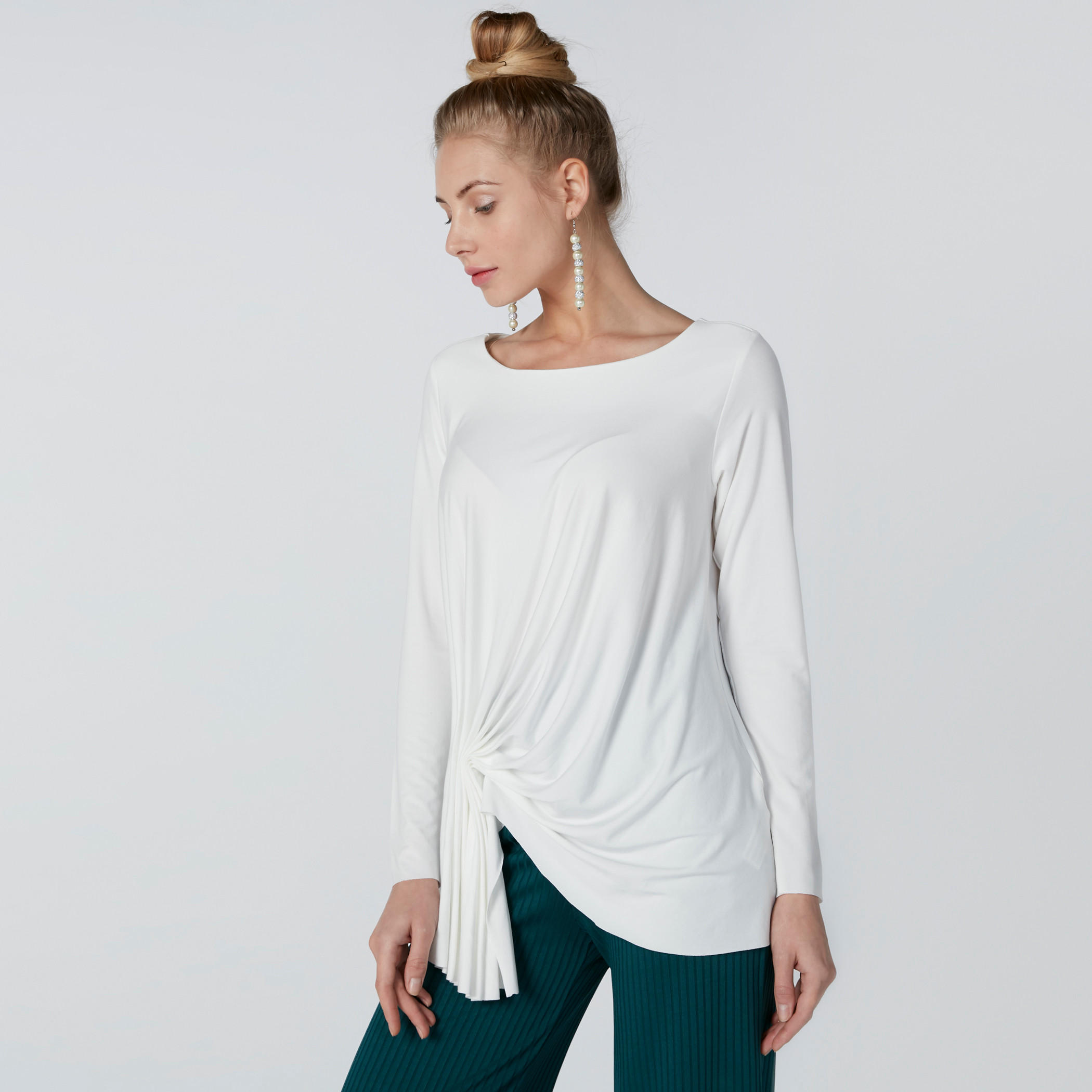 بلوزة بياقة قارب وأكمام طويلة وحوّاف غير مستوية-women-clothing-tshirts-image-1