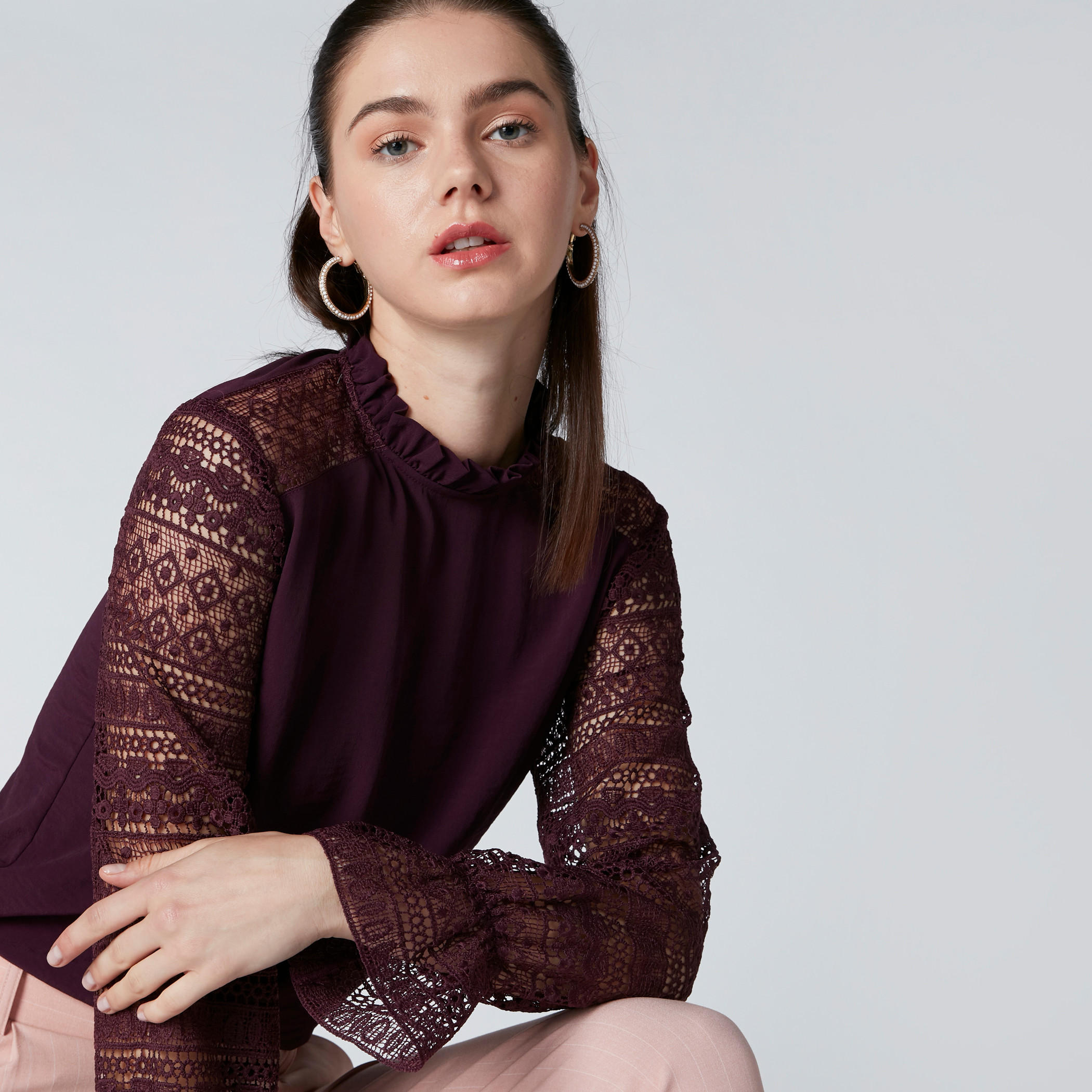 بلوزة بقصّة عادية بياقة عالية وتفاصيل دانتيل-women-clothing-shirtsandblouses-blouses-image-4