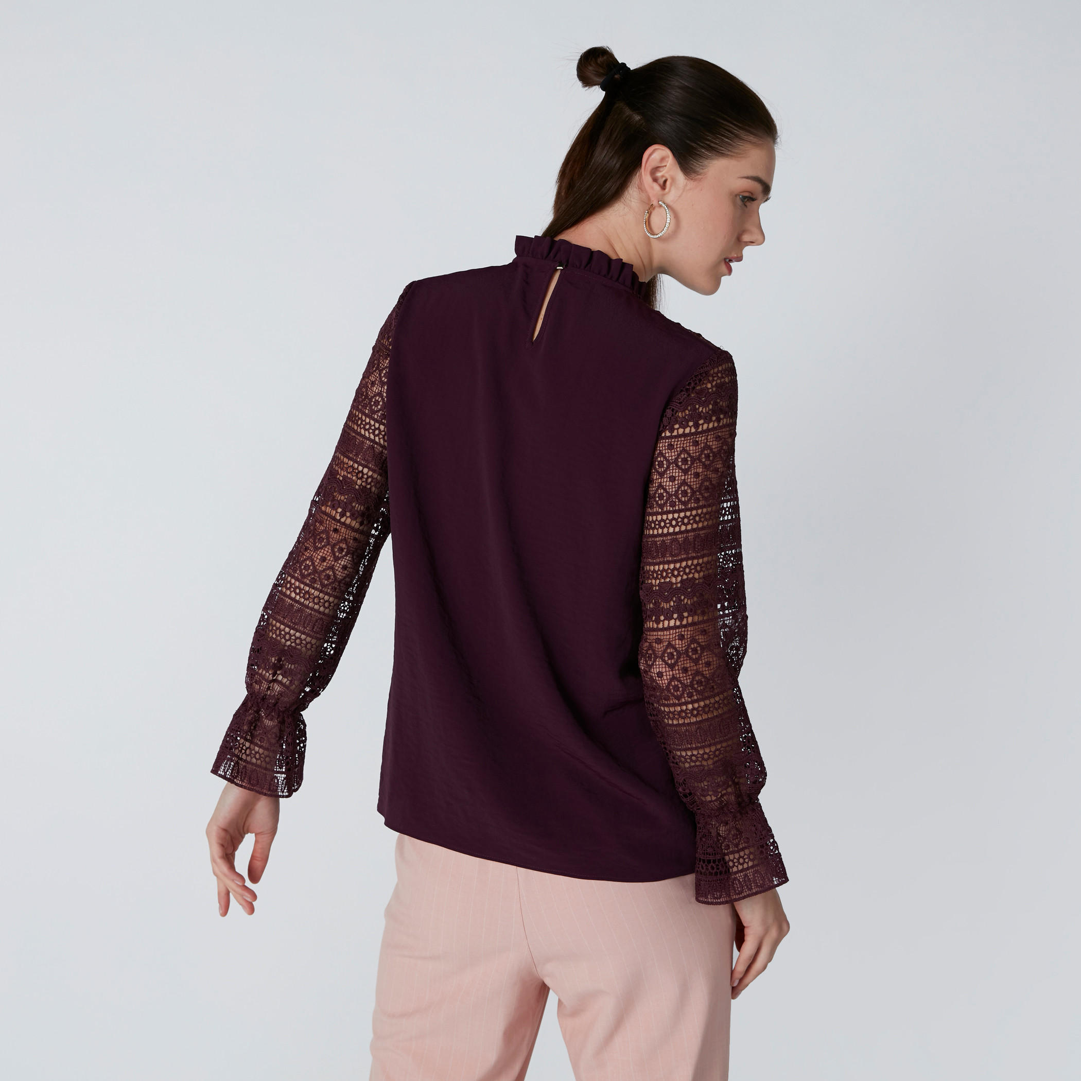 بلوزة بقصّة عادية بياقة عالية وتفاصيل دانتيل-women-clothing-shirtsandblouses-blouses-image-2
