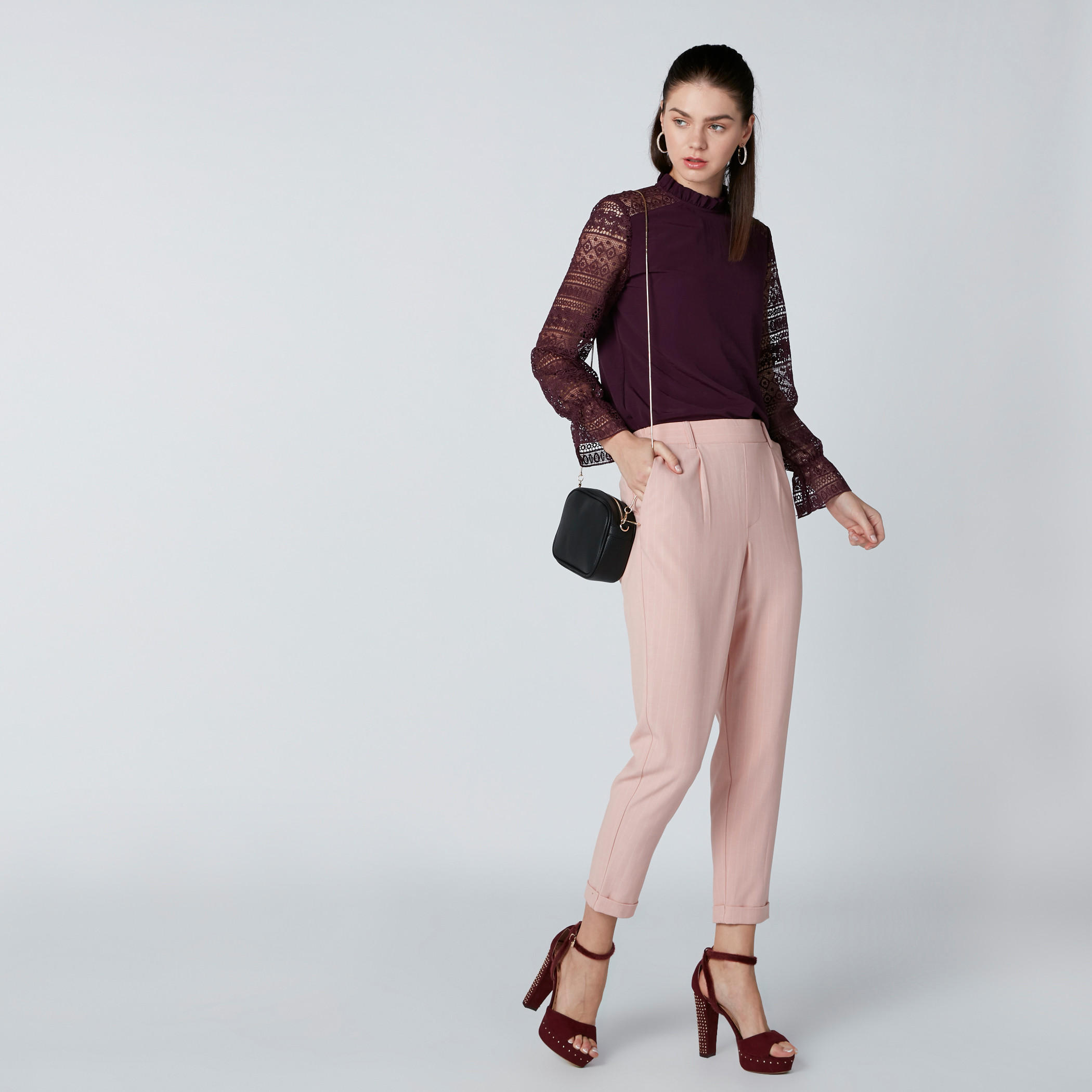 بلوزة بقصّة عادية بياقة عالية وتفاصيل دانتيل-women-clothing-shirtsandblouses-blouses-image-3