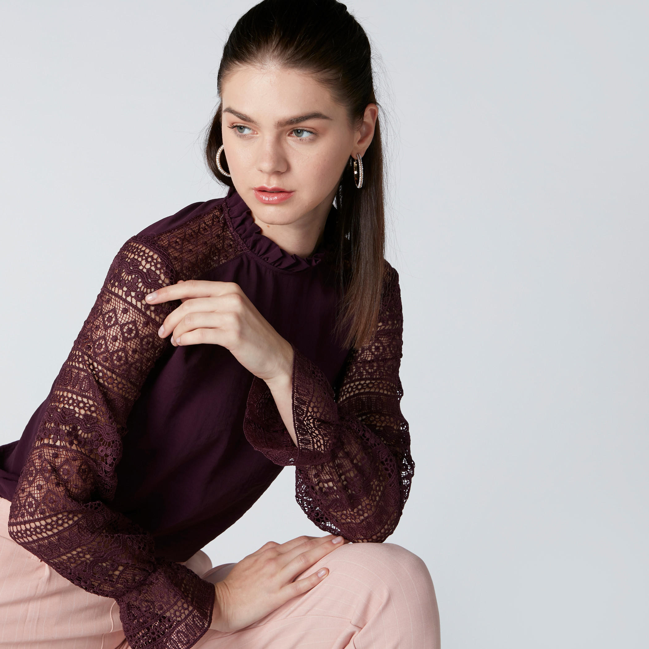 بلوزة بقصّة عادية بياقة عالية وتفاصيل دانتيل-women-clothing-shirtsandblouses-blouses-image-1