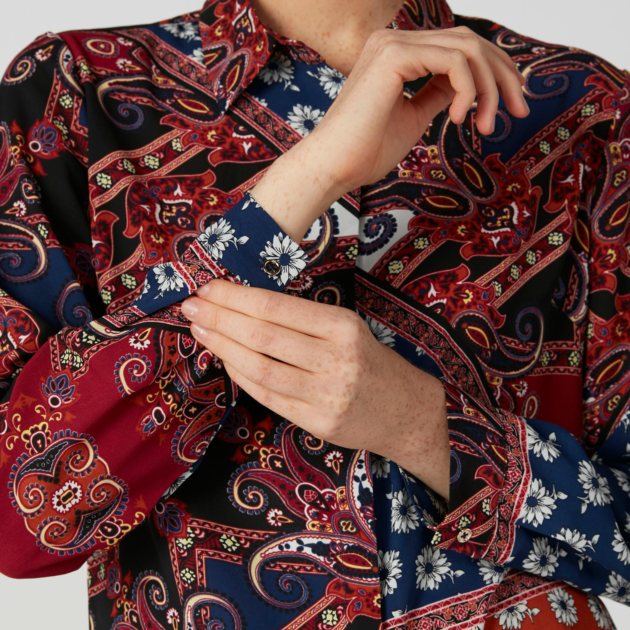 قميص بأكمام طويلة ووصلة أزرار مخفيّة وطبعات-women-clothing-shirtsandblouses-shirts-image-3