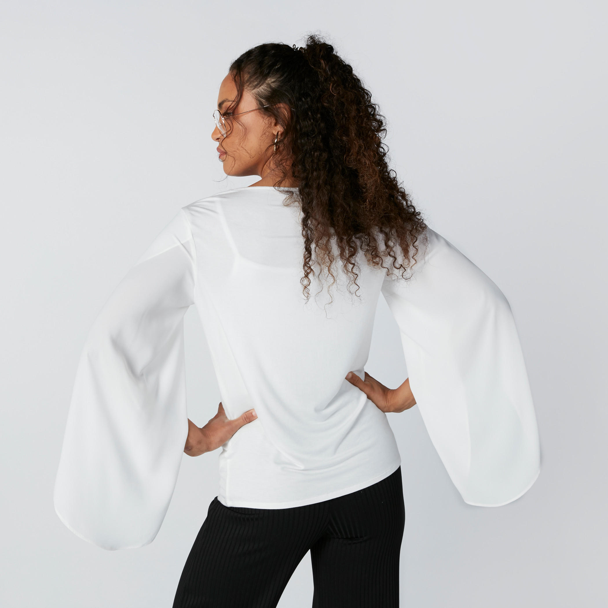 بلوزة بياقة مستديرة وأكمام واسعة-women-clothing-shirtsandblouses-blouses-image-4
