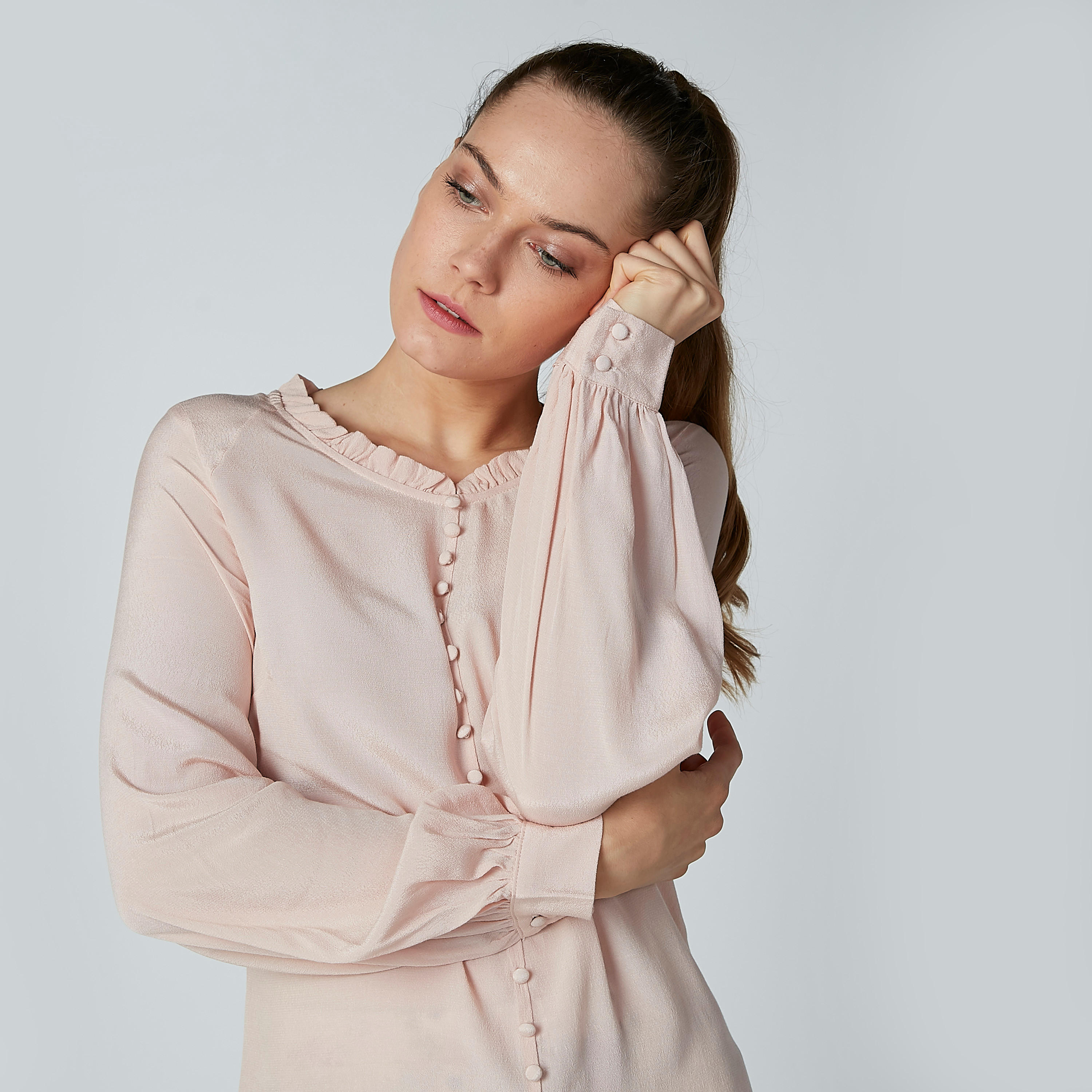 بلوزة بقصّة سليم وأكمام طويلة وتفاصيل كشكش-women-clothing-shirtsandblouses-blouses-image-2