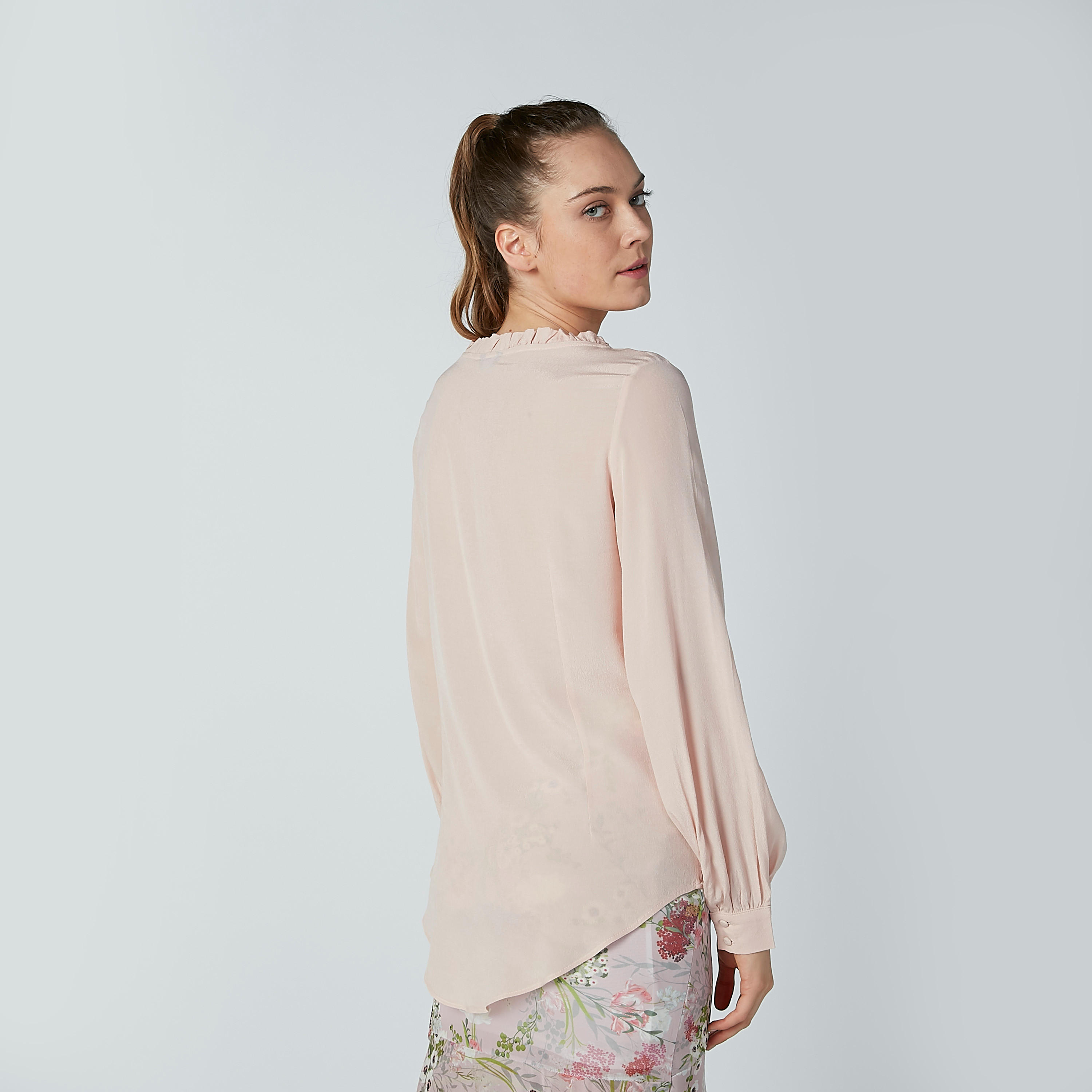 بلوزة بقصّة سليم وأكمام طويلة وتفاصيل كشكش-women-clothing-shirtsandblouses-blouses-image-4