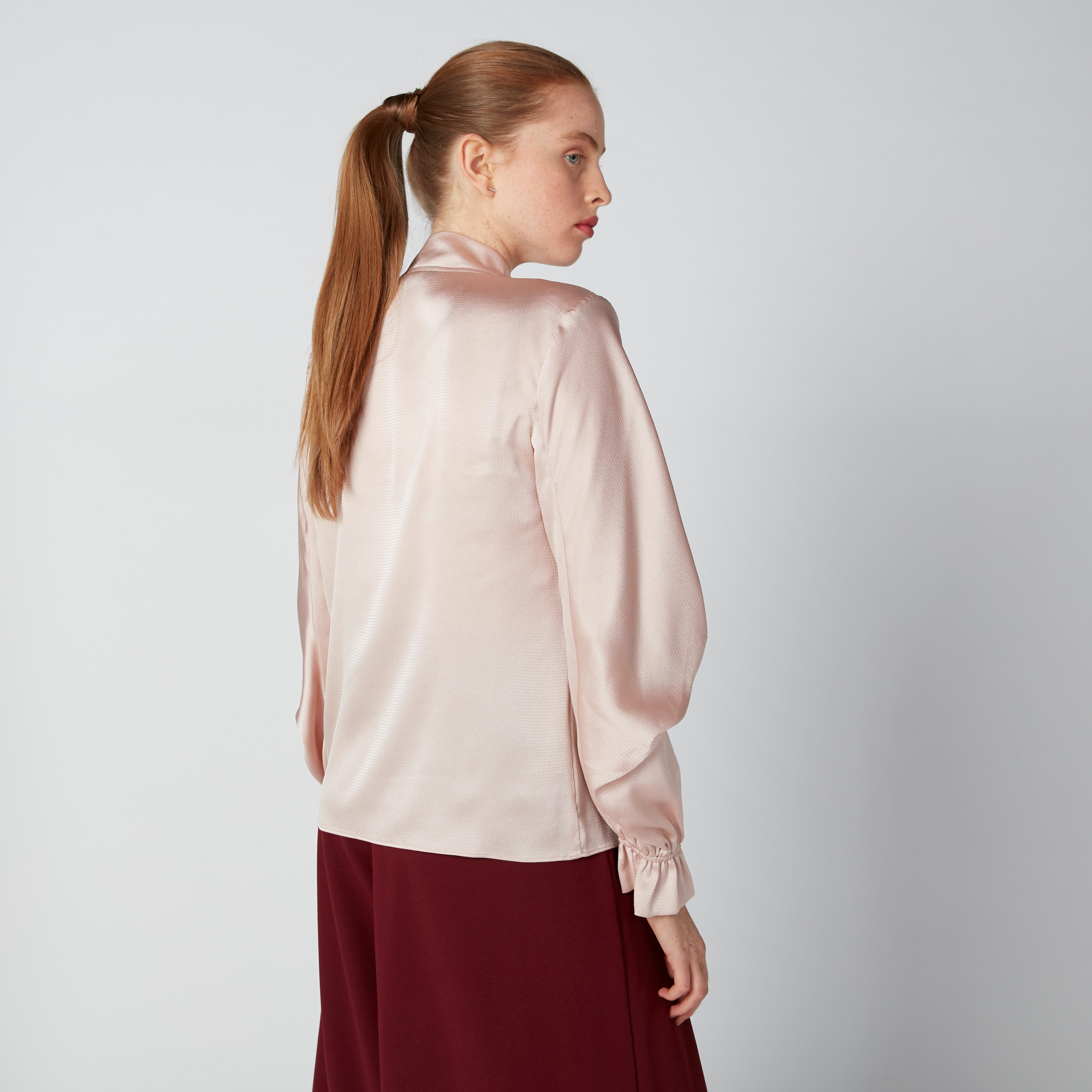 بلوزة مستدامة بأكمام طويلة وفيونكة-women-clothing-shirtsandblouses-blouses-image-4