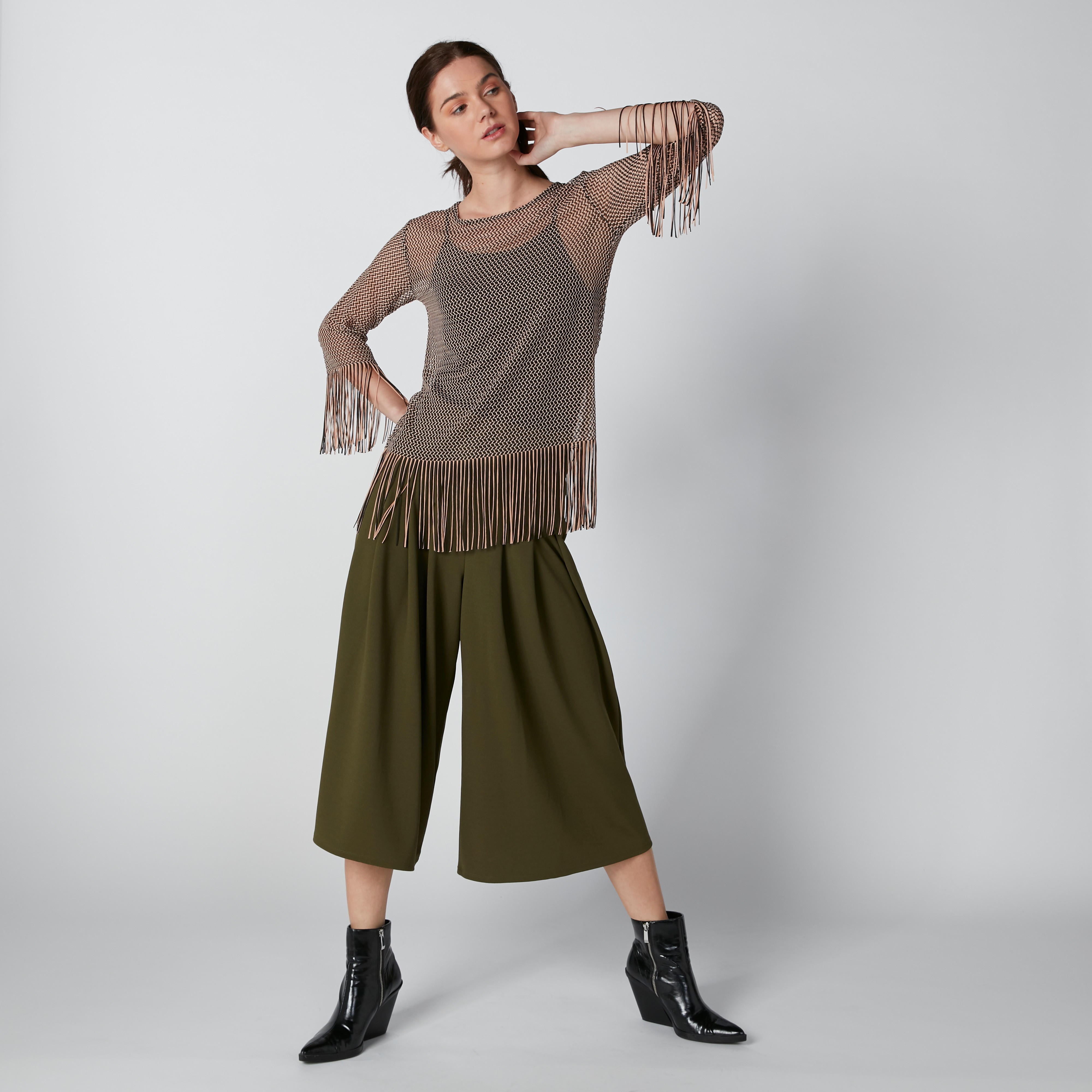 بلوزة مستدامة بارزة الملمس بياقة قارب وشُرّابات-women-clothing-shirtsandblouses-blouses-image-3