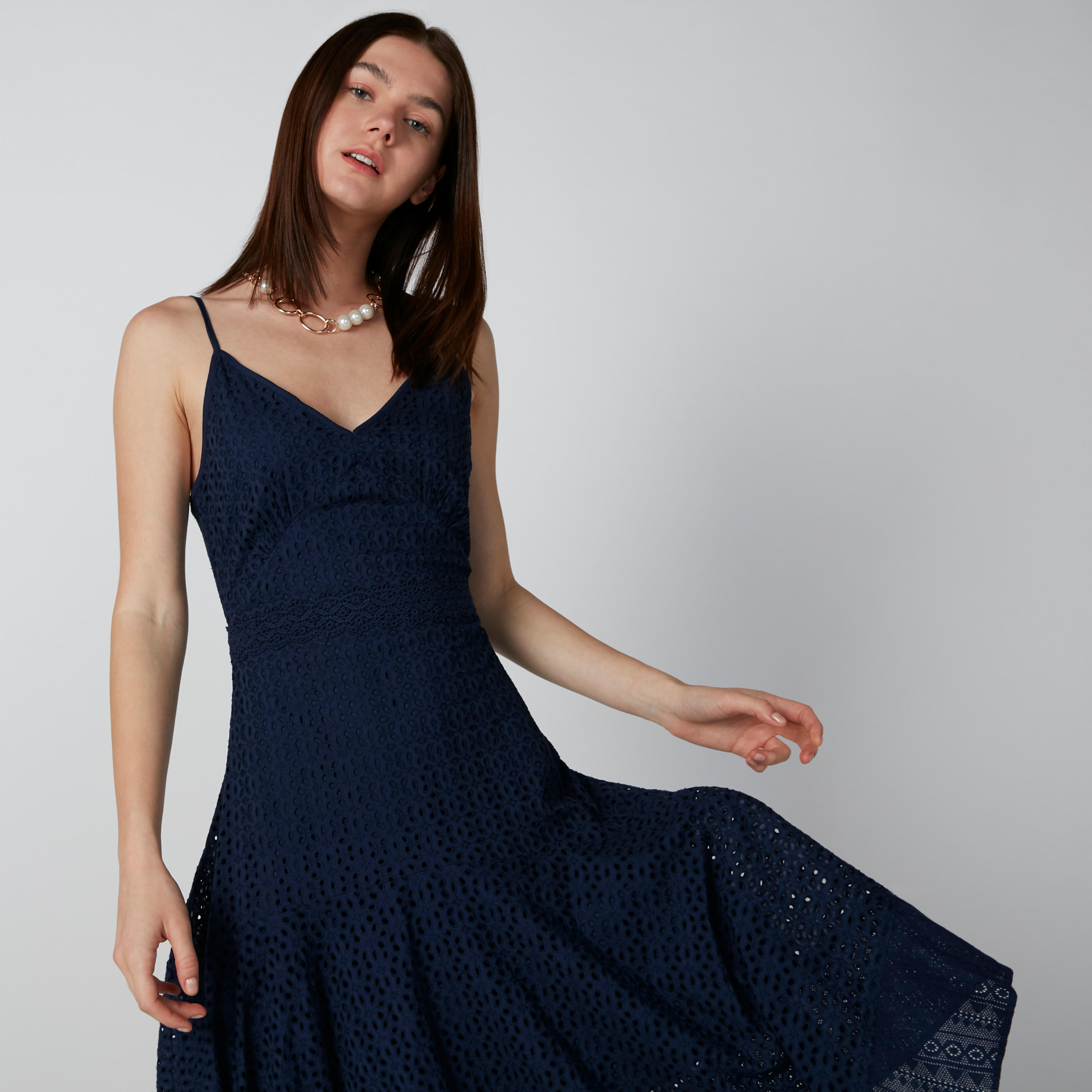 فستان متوسط الطول بحوّاف غير مستوية وحمّالات رفيعة-women-clothing-dresses-image-3