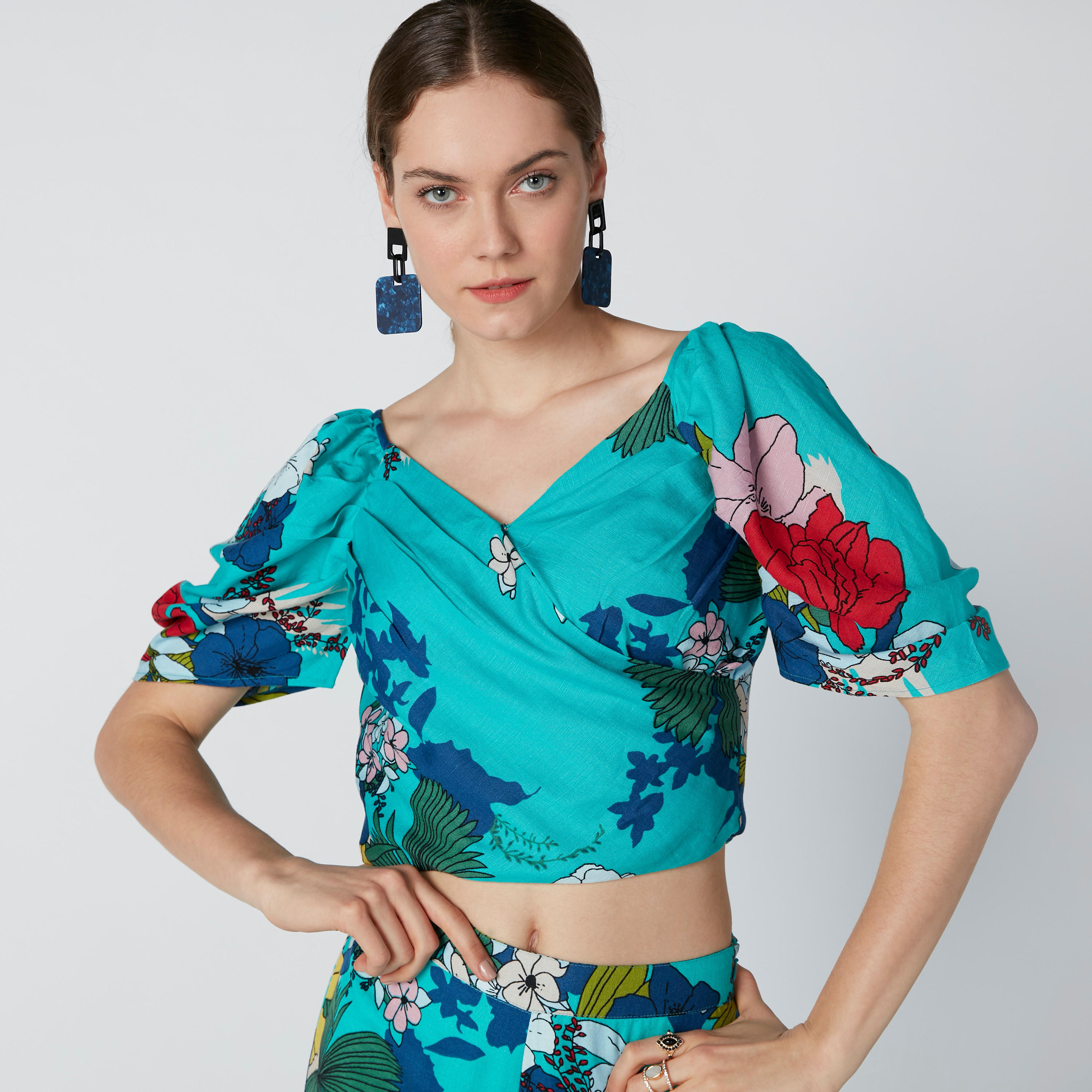 بلوزة قصيرة بياقة V وسحّاب إغلاق وطبعات زهرية-women-clothing-shirtsandblouses-blouses-image-1