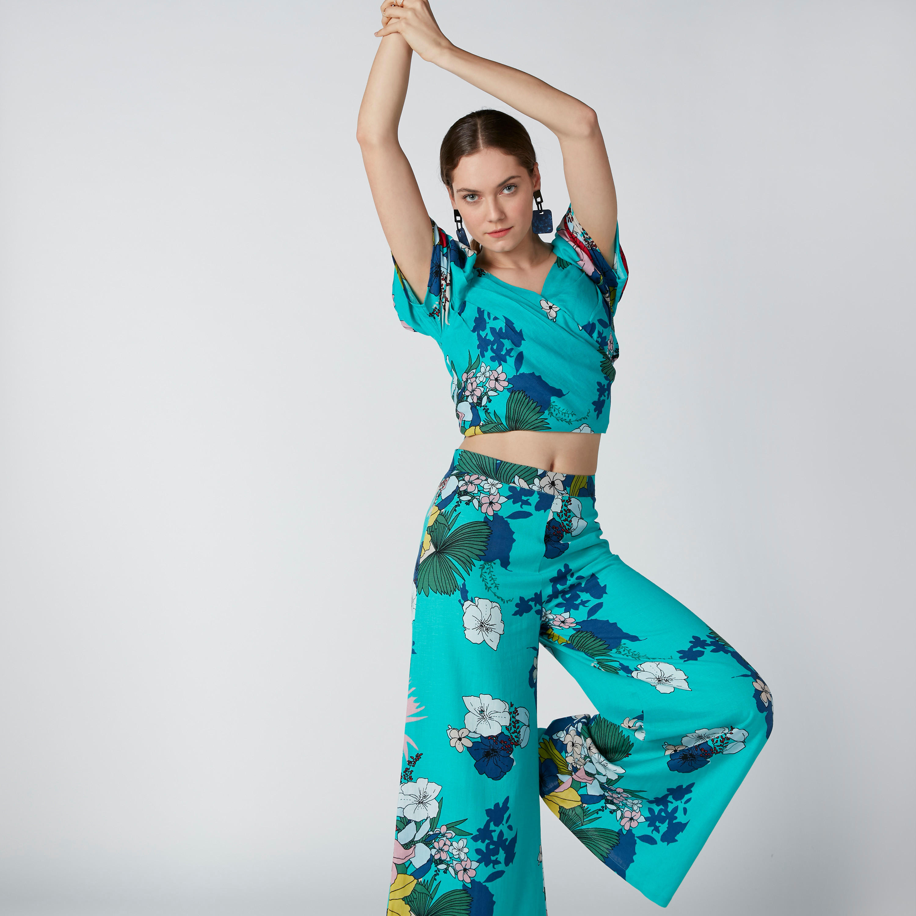 بلوزة قصيرة بياقة V وسحّاب إغلاق وطبعات زهرية-women-clothing-shirtsandblouses-blouses-image-3