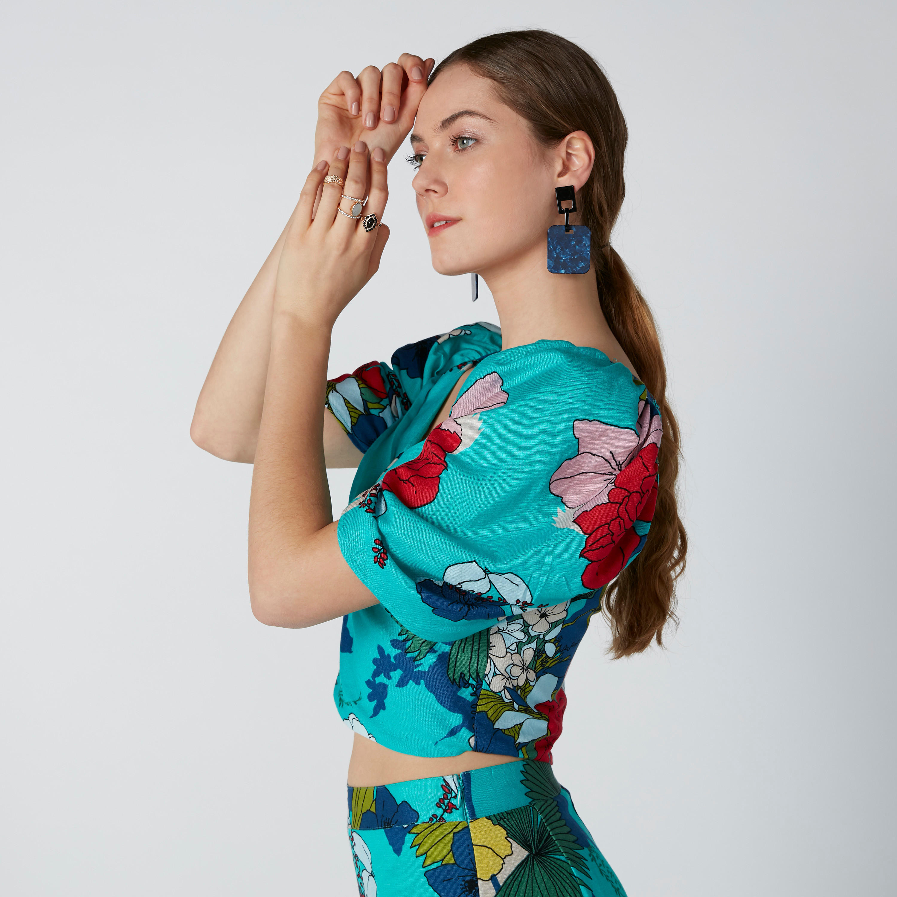 بلوزة قصيرة بياقة V وسحّاب إغلاق وطبعات زهرية-women-clothing-shirtsandblouses-blouses-image-4