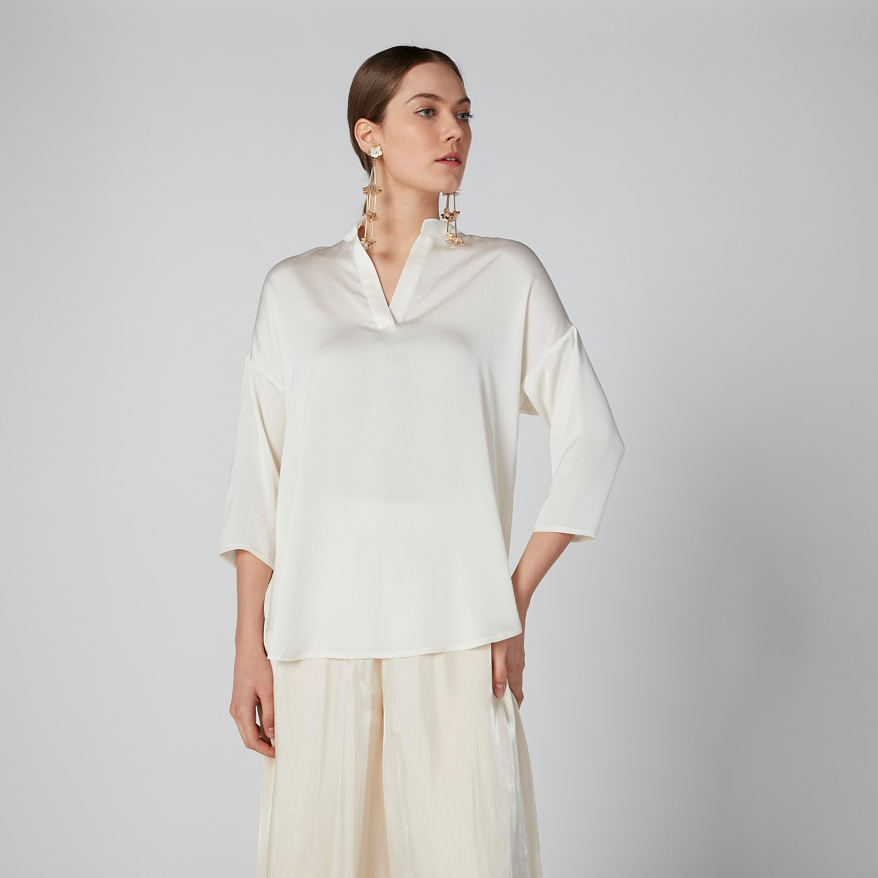 بلوزة سادة بياقة V وأكمام 3/4 وحوّاف غير مستوية-women-clothing-shirtsandblouses-blouses-image-1