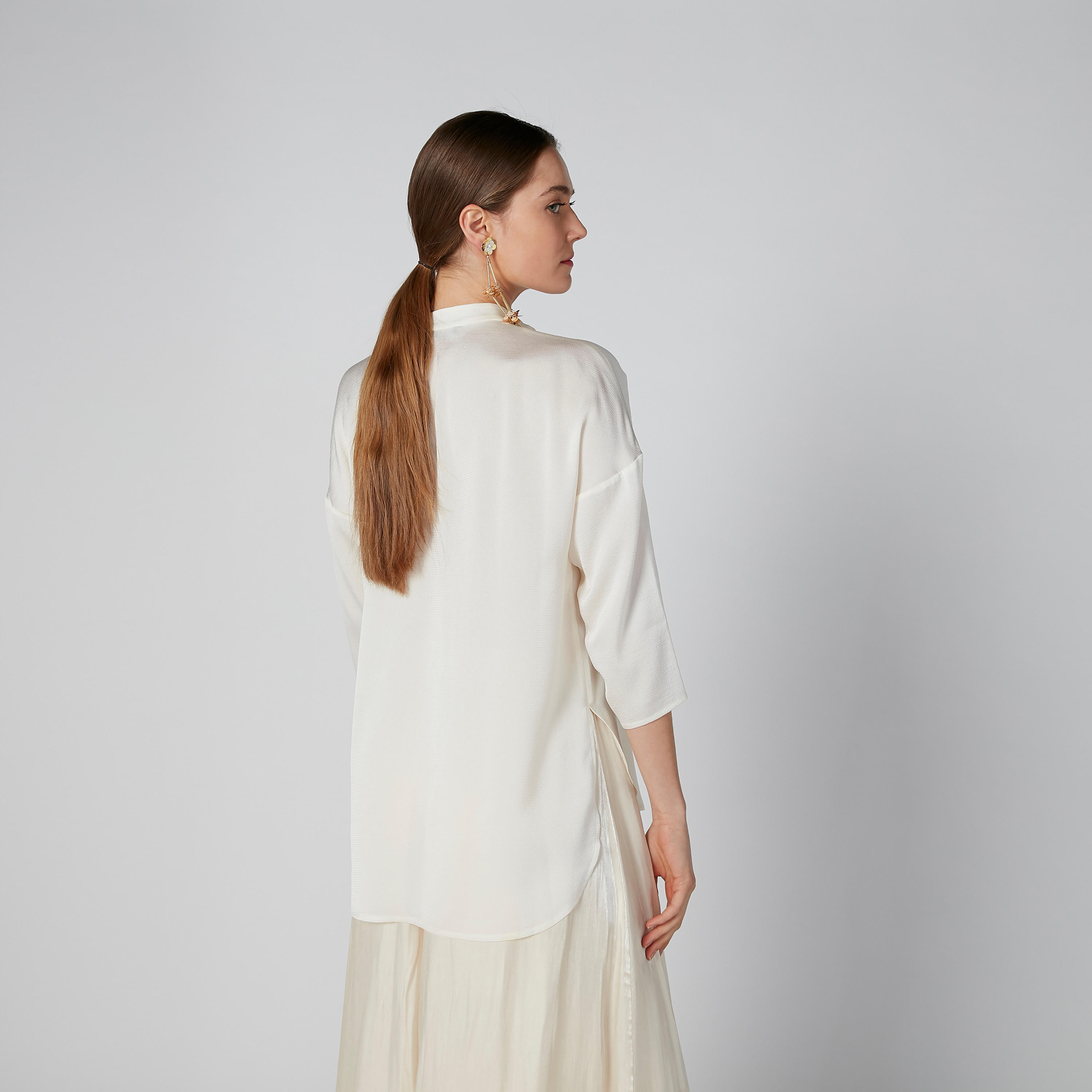 بلوزة سادة بياقة V وأكمام 3/4 وحوّاف غير مستوية-women-clothing-shirtsandblouses-blouses-image-2