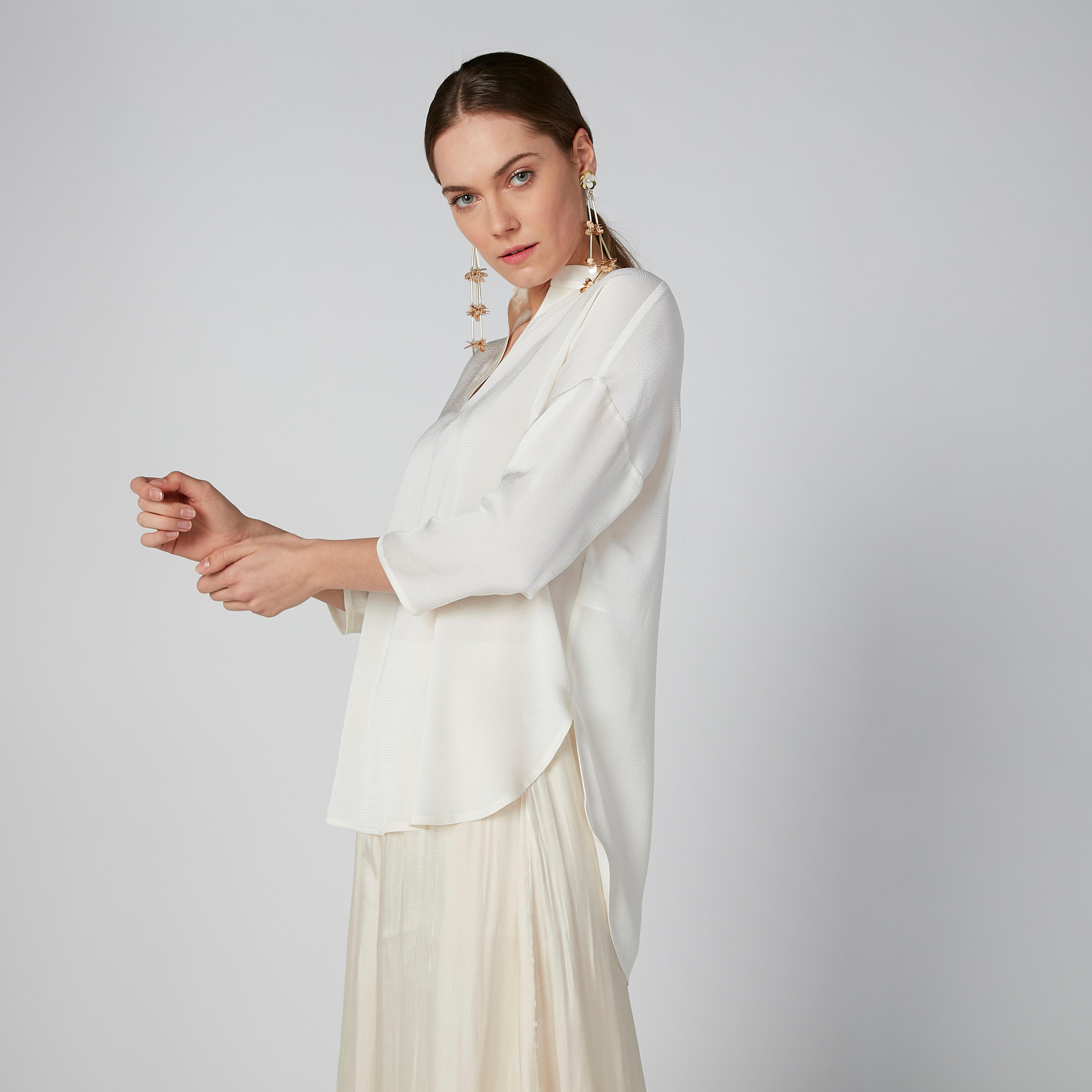 بلوزة سادة بياقة V وأكمام 3/4 وحوّاف غير مستوية-women-clothing-shirtsandblouses-blouses-image-3