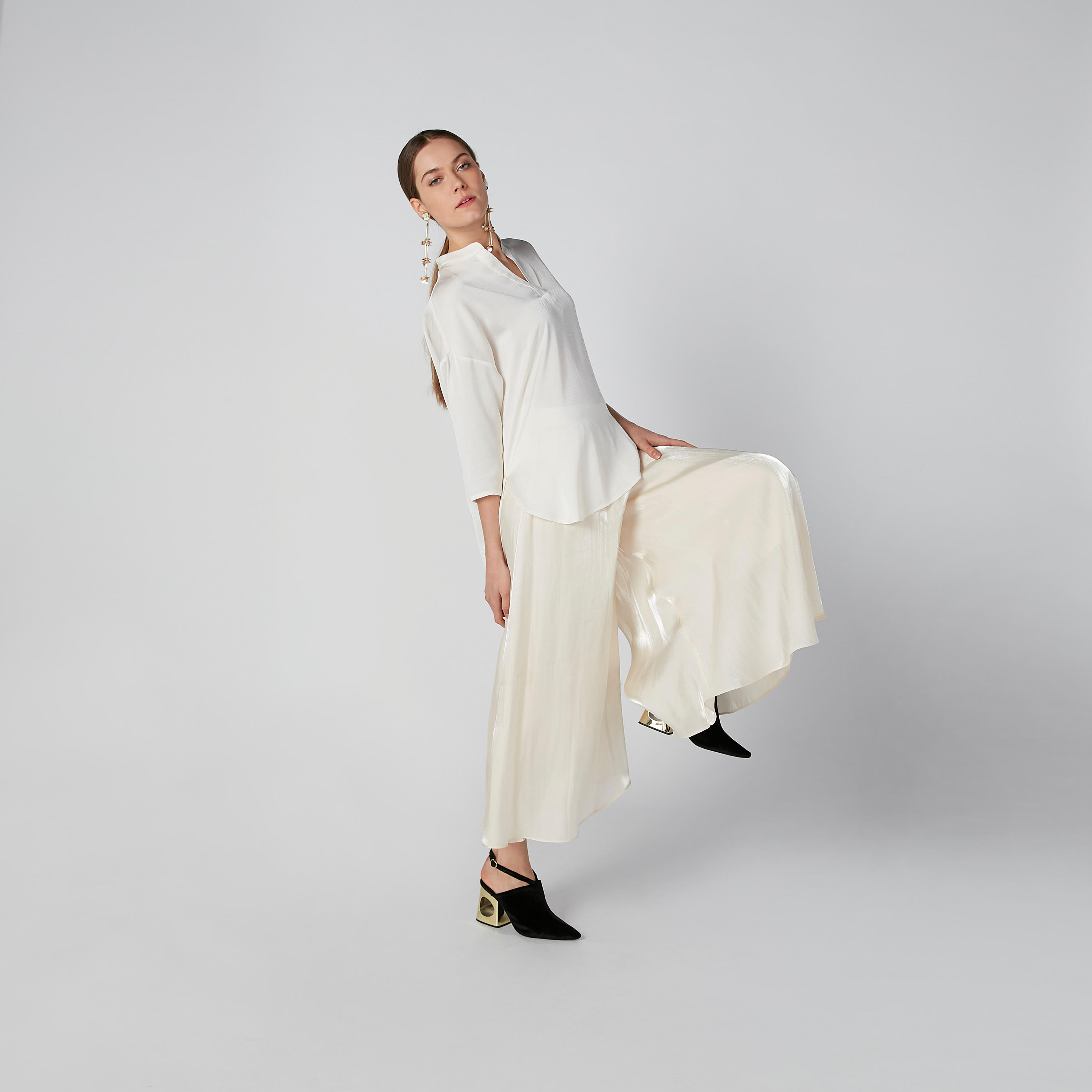 بلوزة سادة بياقة V وأكمام 3/4 وحوّاف غير مستوية-women-clothing-shirtsandblouses-blouses-image-4