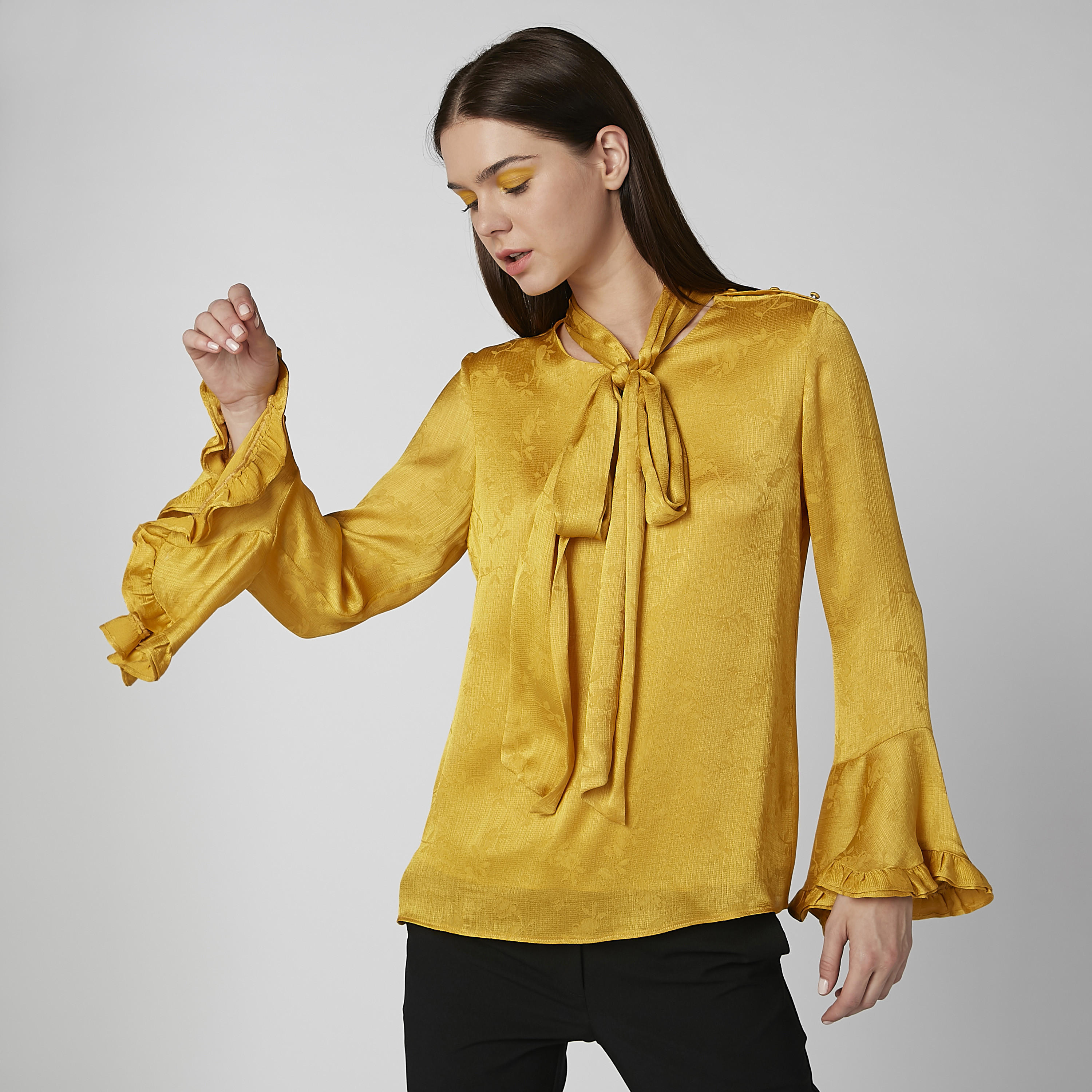 بلوزة بارزة الملمس بأكمام عريضة وفيونكة-women-clothing-shirtsandblouses-blouses-image-1