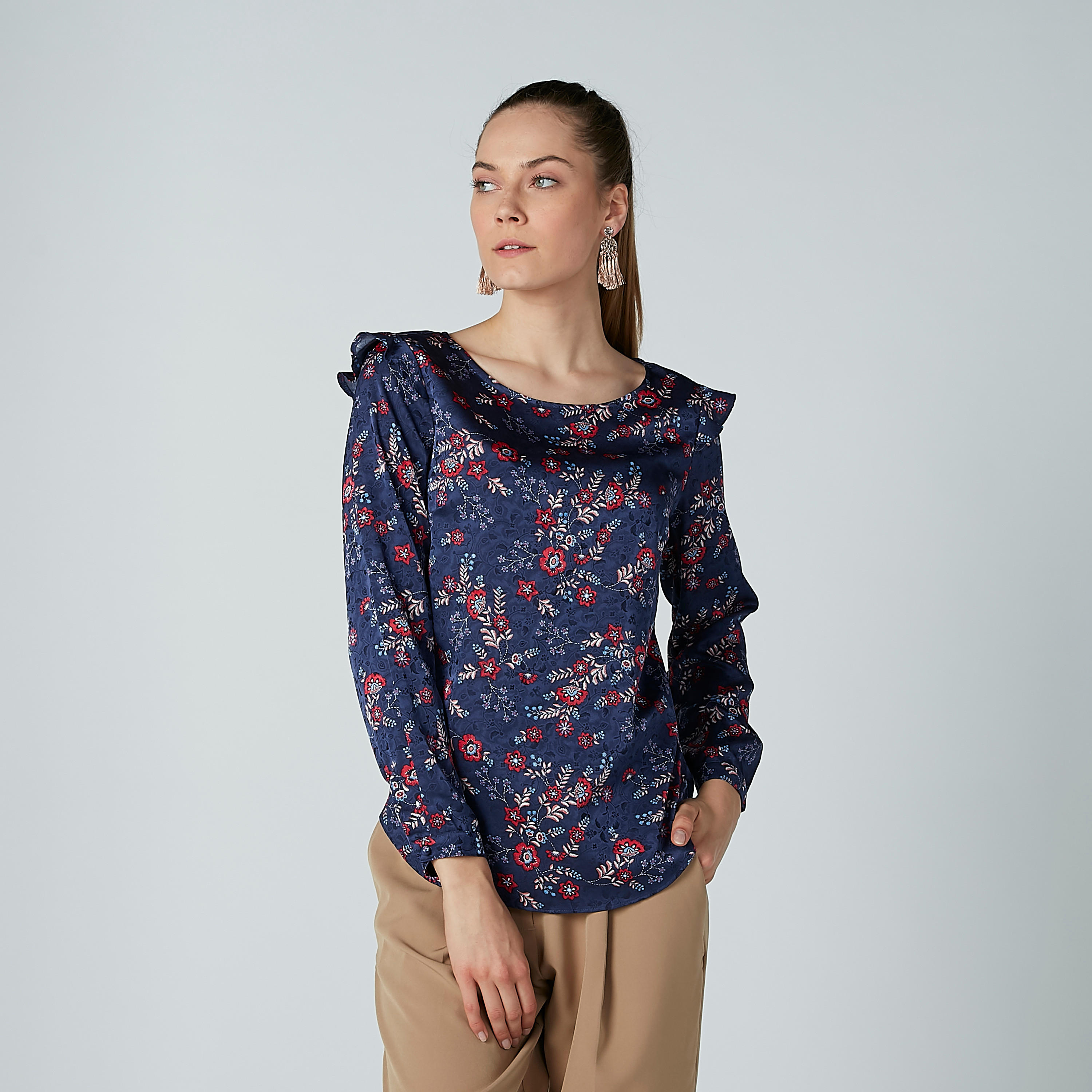 بلوزة بياقة مستديرة وأكمام طويلة وطبعات زهرية-women-clothing-shirtsandblouses-blouses-image-2