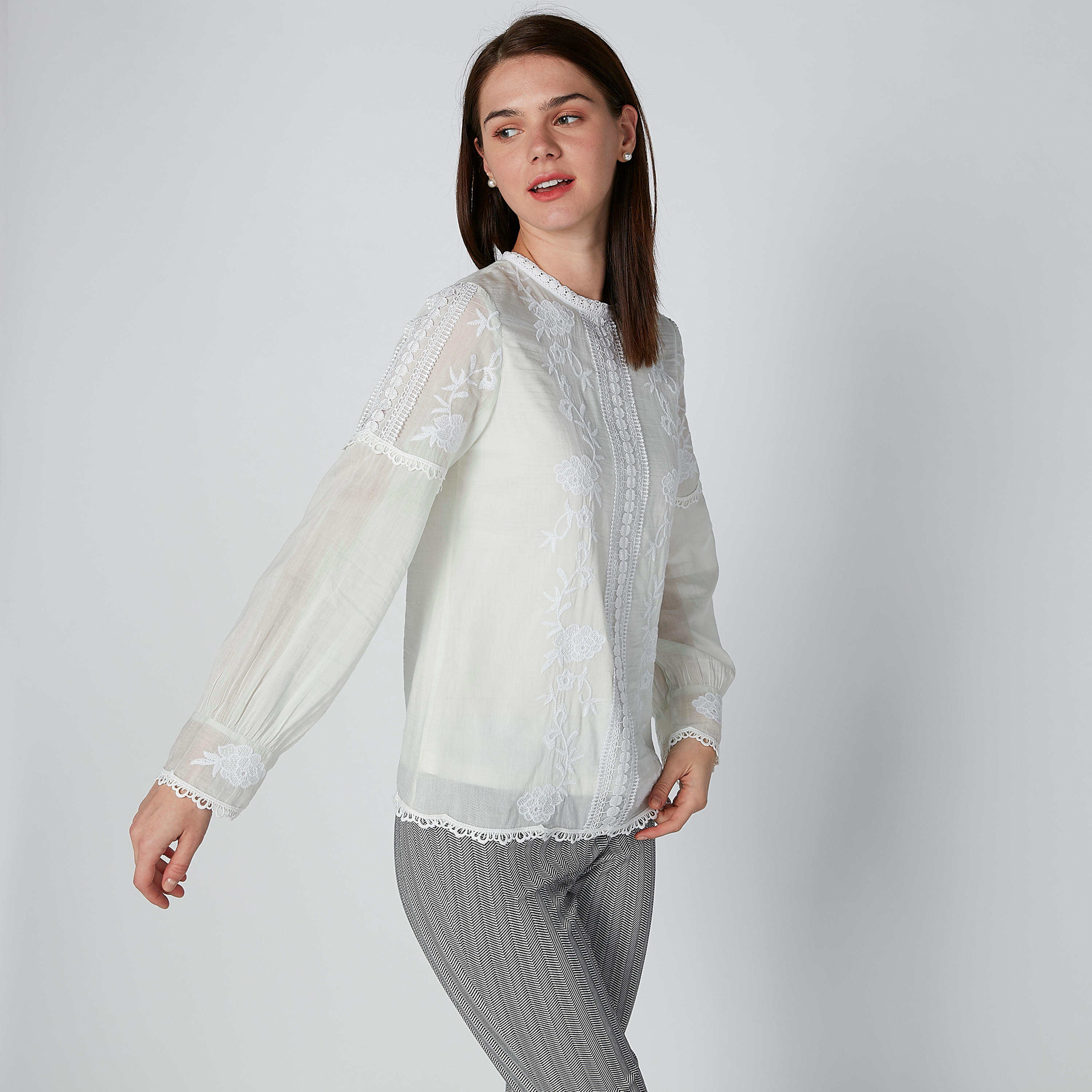 بلوزة مطرزة بياقة ضيّقة وأكمام طويلة-women-clothing-shirtsandblouses-blouses-image-1