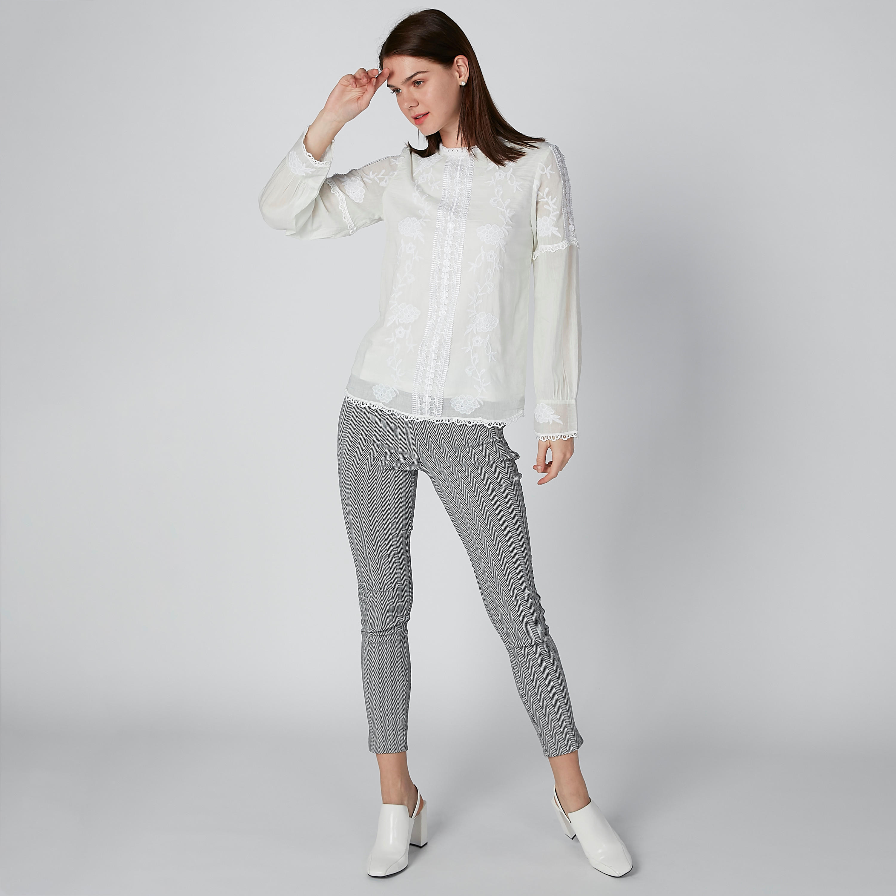 بلوزة مطرزة بياقة ضيّقة وأكمام طويلة-women-clothing-shirtsandblouses-blouses-image-3