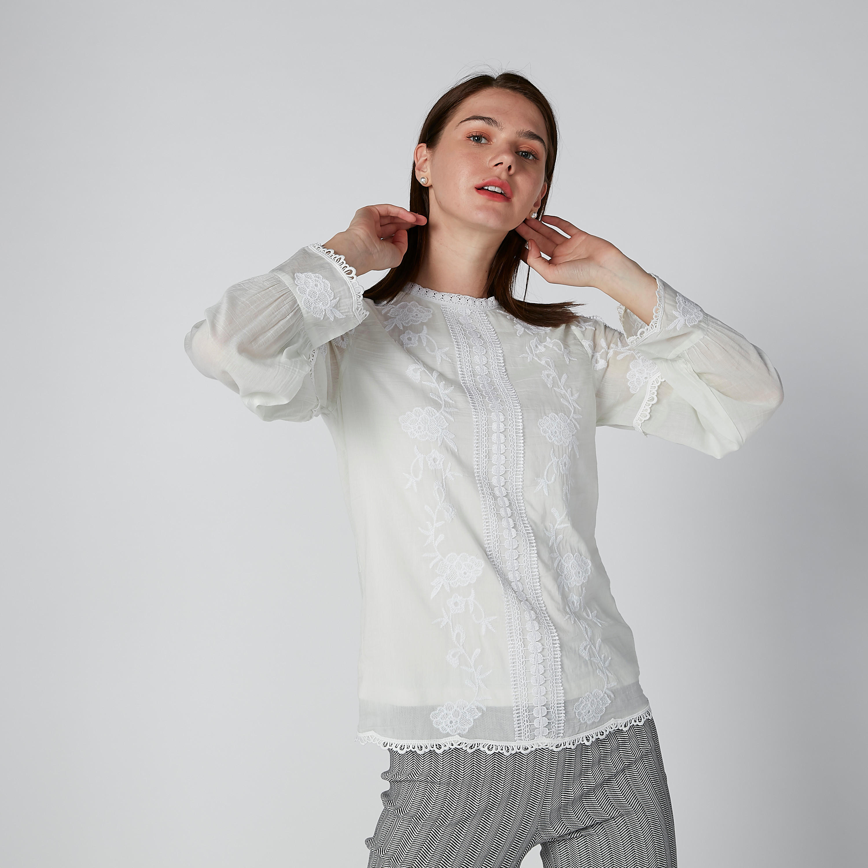 بلوزة مطرزة بياقة ضيّقة وأكمام طويلة-women-clothing-shirtsandblouses-blouses-image-4