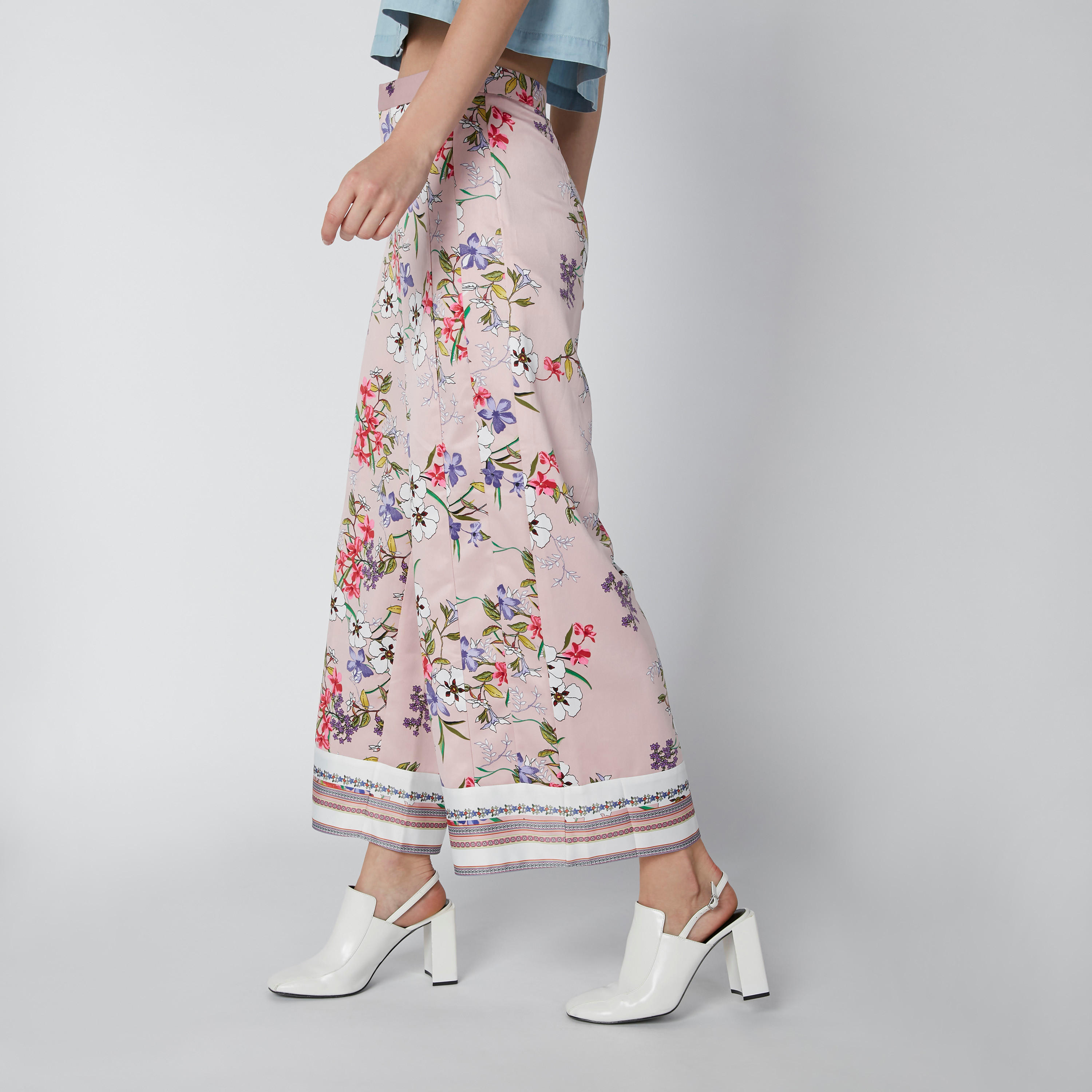 بنطال بالازو بقصّة واسعة وخصر متوسط الارتفاع وطبعات زهرية-women-clothing-bottoms-trousers-image-1