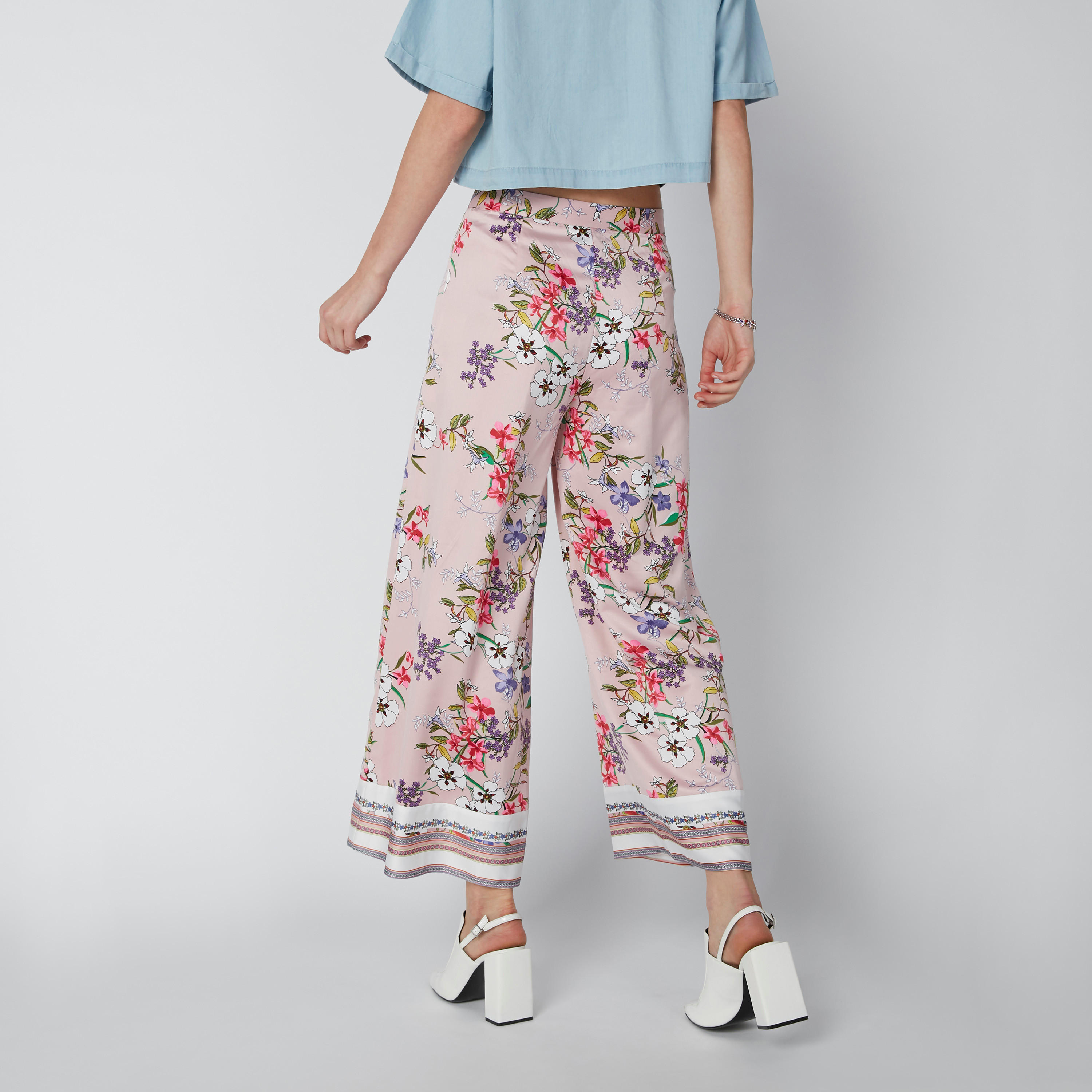 بنطال بالازو بقصّة واسعة وخصر متوسط الارتفاع وطبعات زهرية-women-clothing-bottoms-trousers-image-2