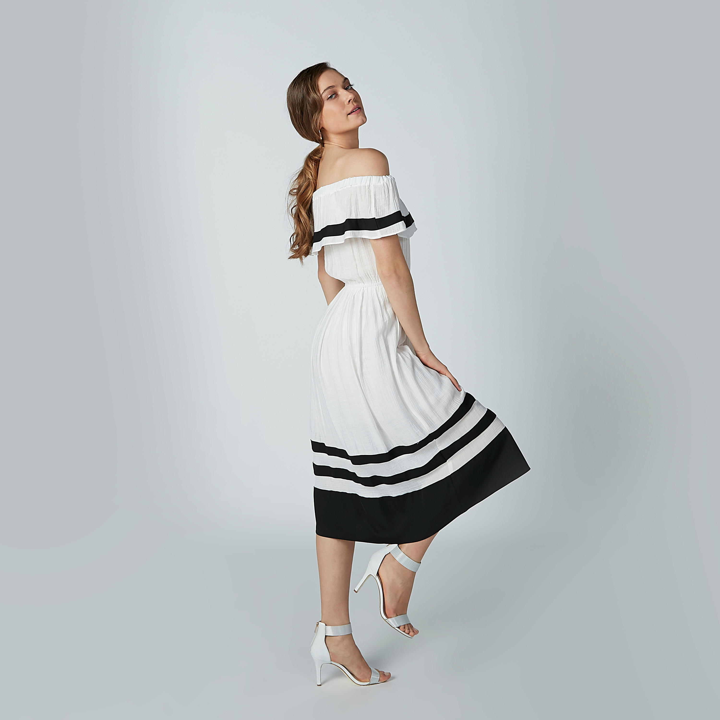 فستان مقلّم متوسط الطول بأكتاف مكشوفة-women-clothing-dresses-image-3