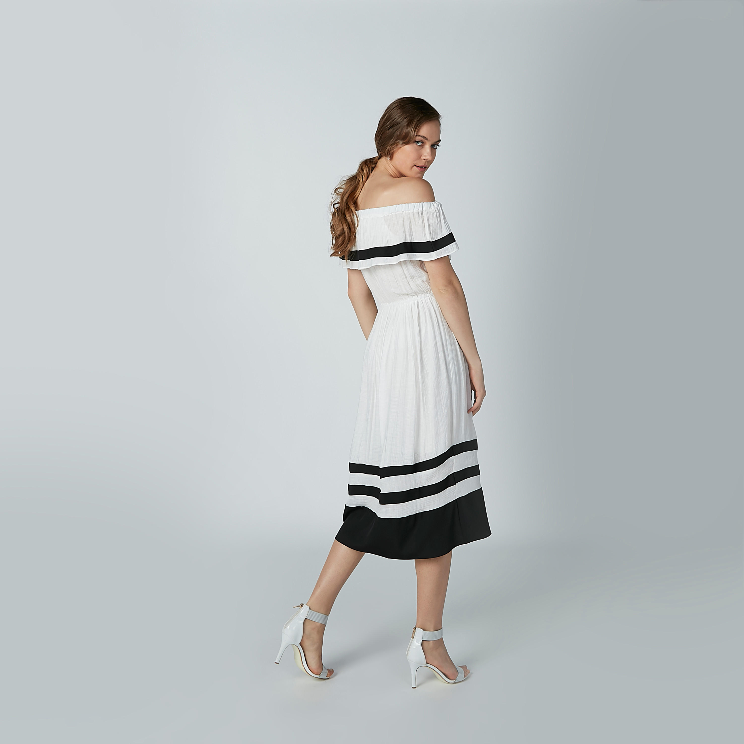 فستان مقلّم متوسط الطول بأكتاف مكشوفة-women-clothing-dresses-image-1