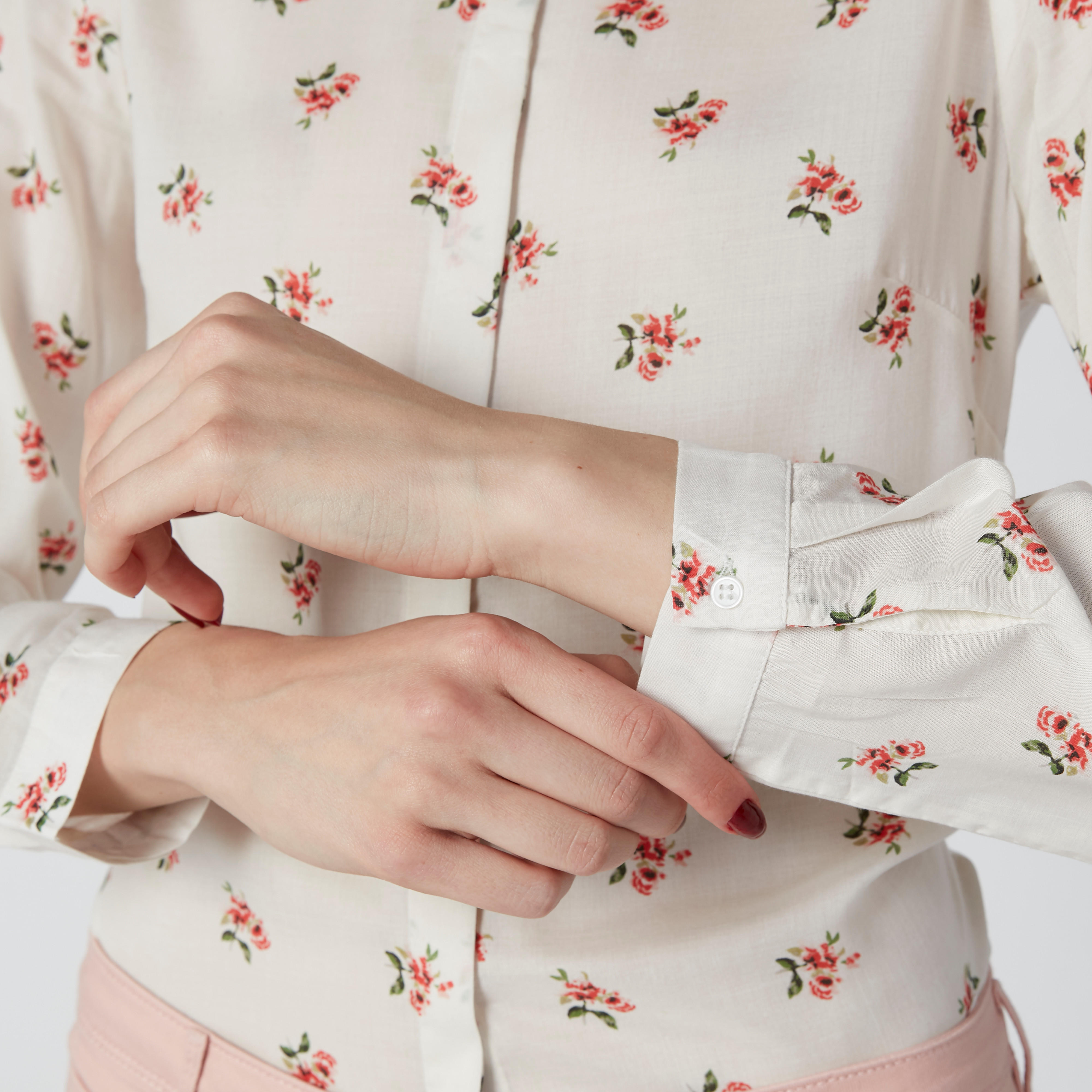قميص بأكمام طويلة وأزرار غير مرئية وطبعات زهرية-women-clothing-shirtsandblouses-shirts-image-4