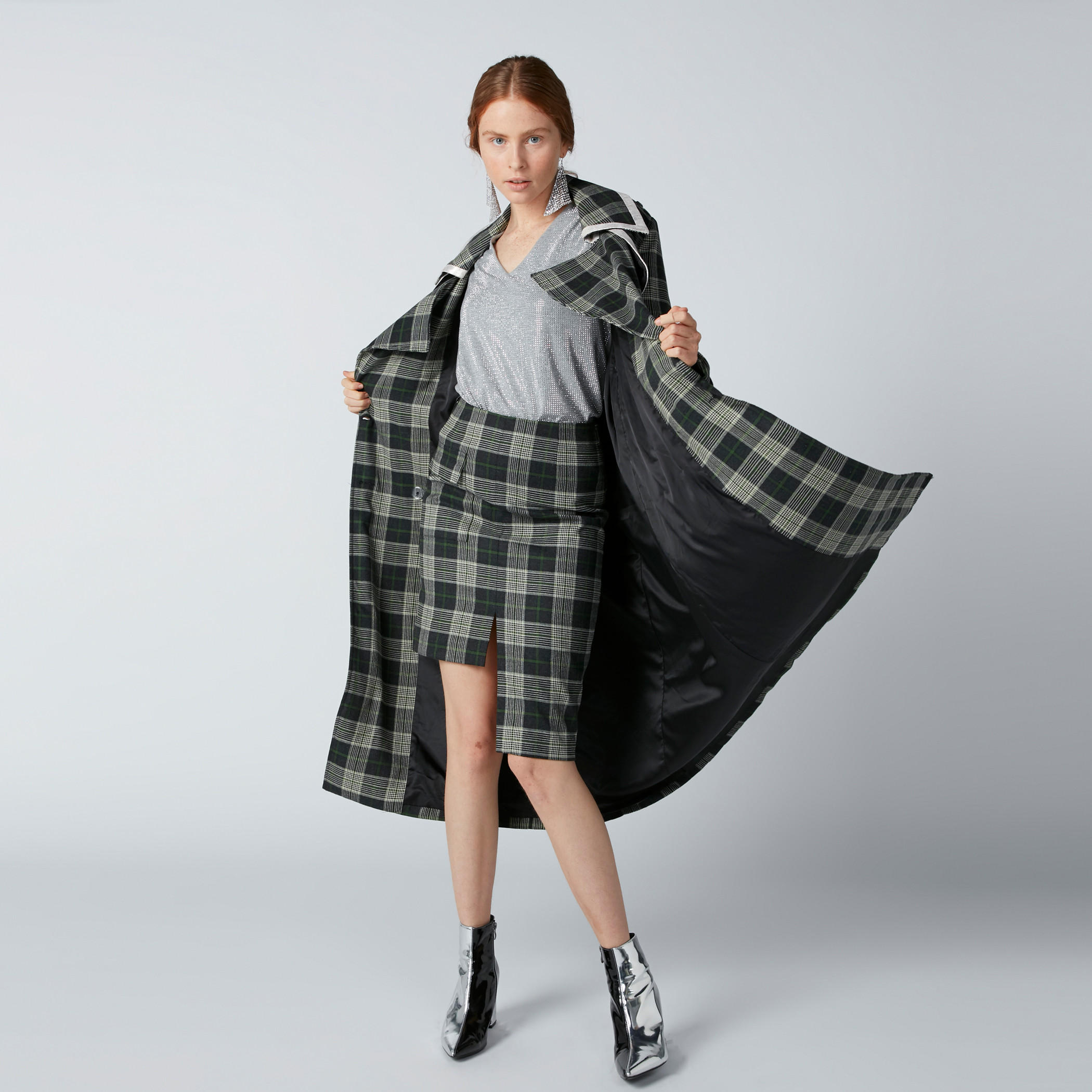 تنورة كاروهات متوسطة الطول بحوّاف غير مستوية وفتحة-women-clothing-bottoms-skirts-image-1