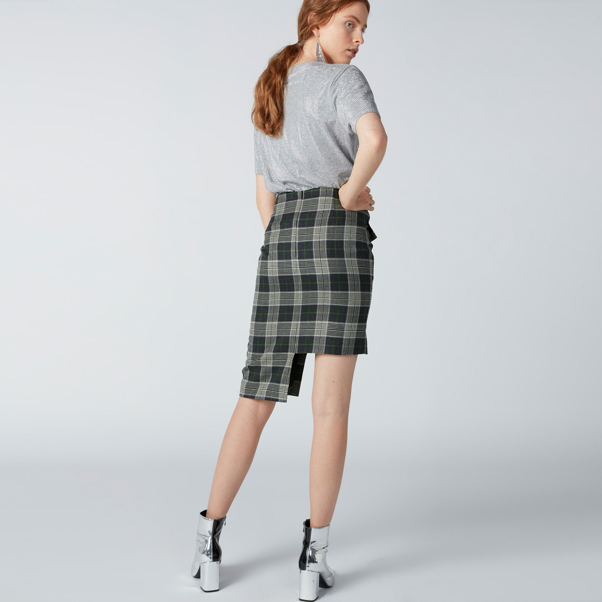 تنورة كاروهات متوسطة الطول بحوّاف غير مستوية وفتحة-women-clothing-bottoms-skirts-image-2