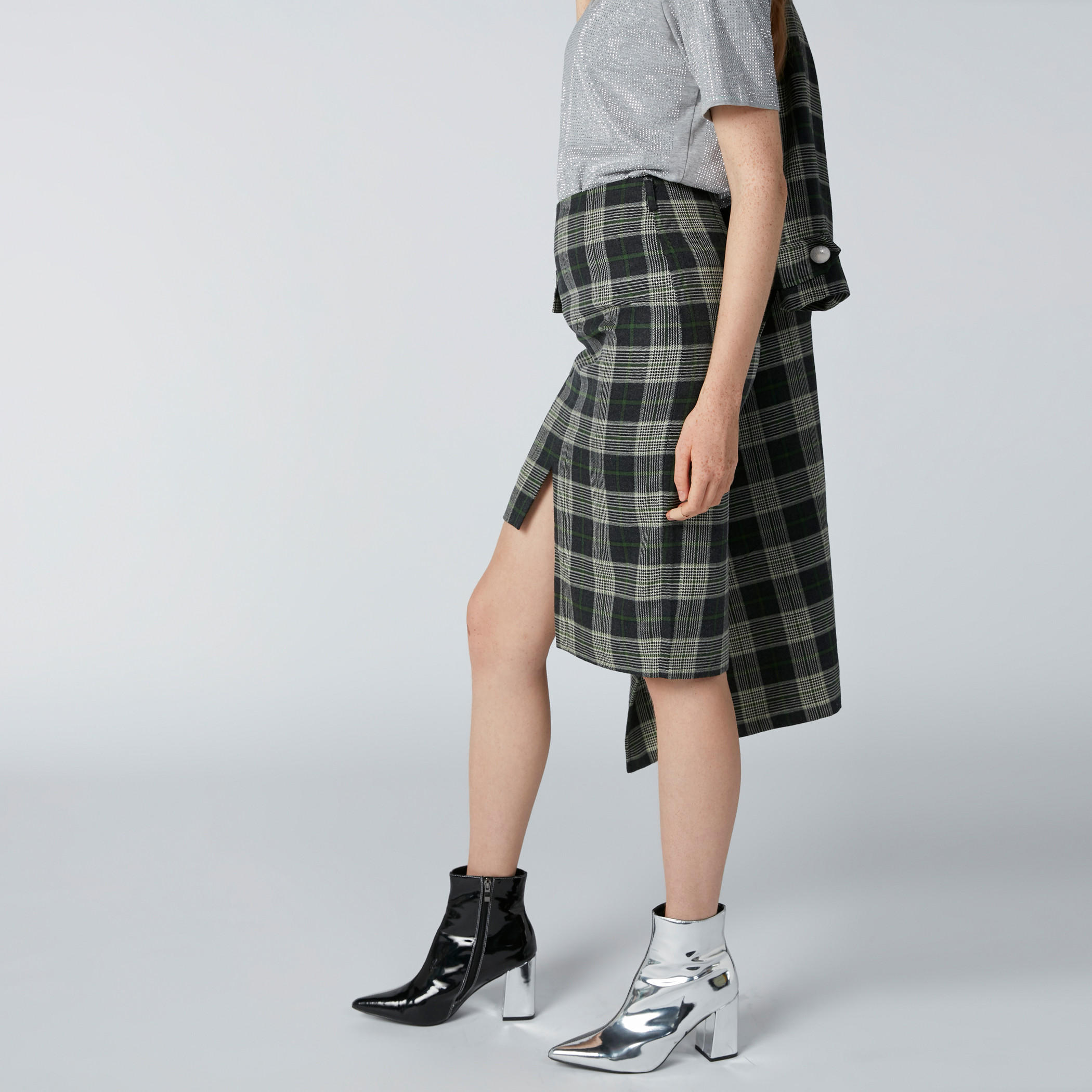 تنورة كاروهات متوسطة الطول بحوّاف غير مستوية وفتحة-women-clothing-bottoms-skirts-image-4