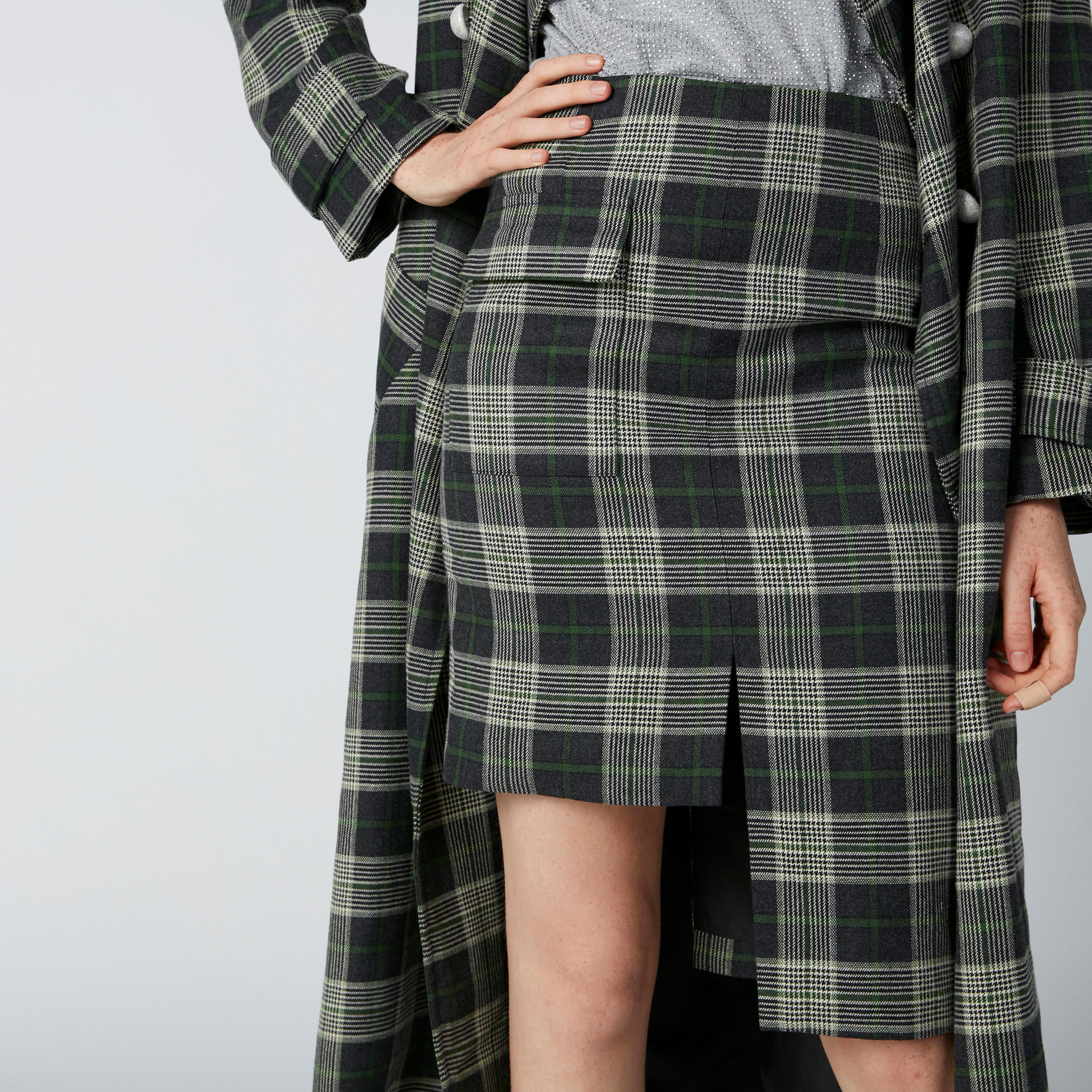 تنورة كاروهات متوسطة الطول بحوّاف غير مستوية وفتحة-women-clothing-bottoms-skirts-image-5