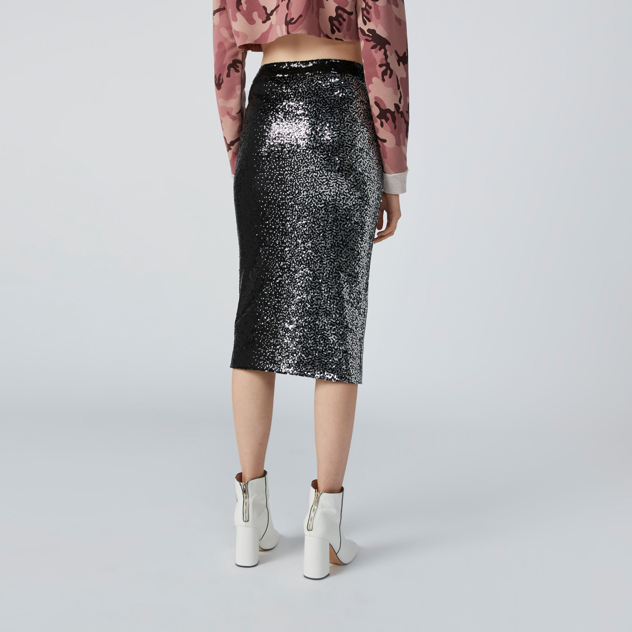 تنورة متوسطة الطول بقصّة ضيّقة وتفاصيل ترتر وفتحة أمامية-women-clothing-bottoms-skirts-image-2