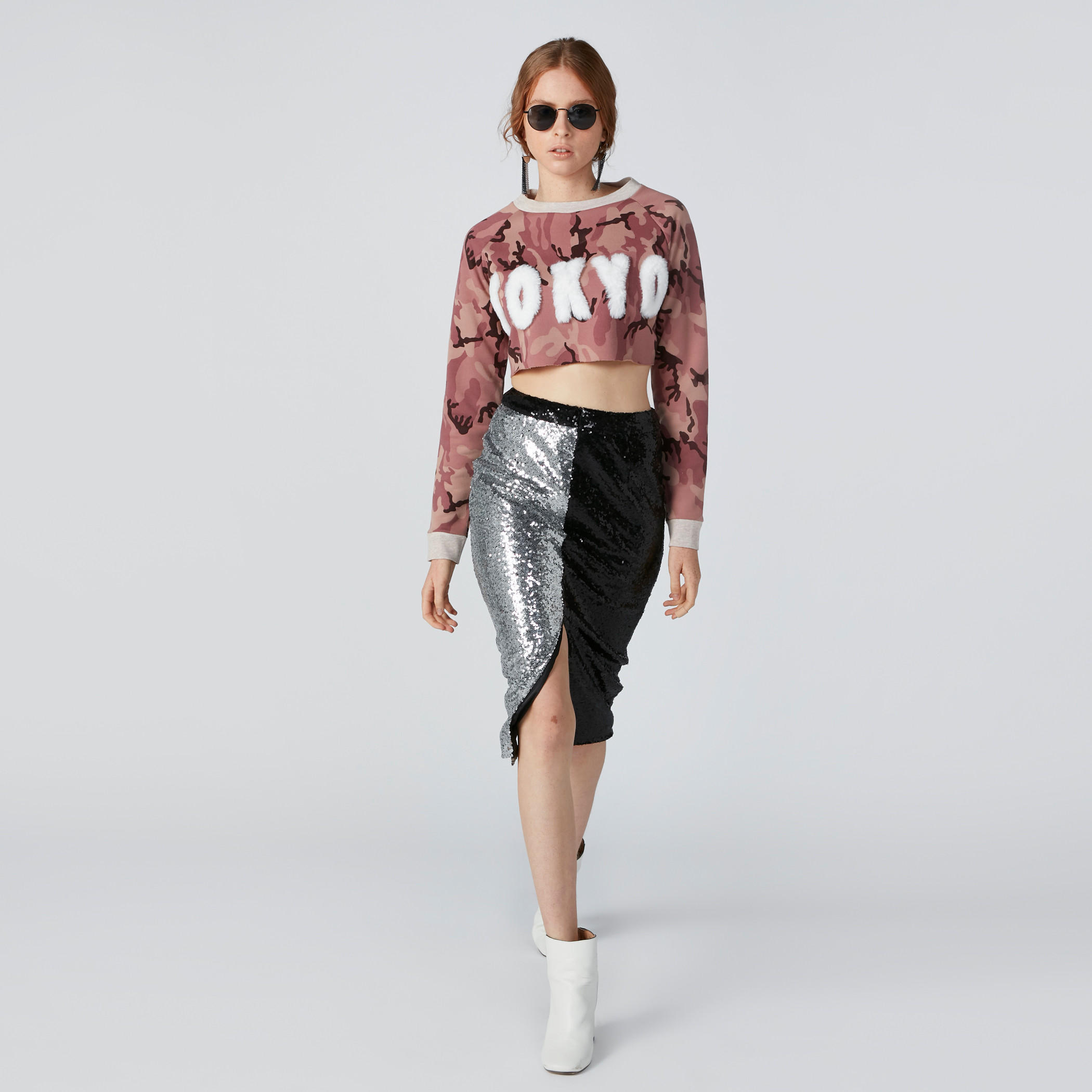 تنورة متوسطة الطول بقصّة ضيّقة وتفاصيل ترتر وفتحة أمامية-women-clothing-bottoms-skirts-image-3
