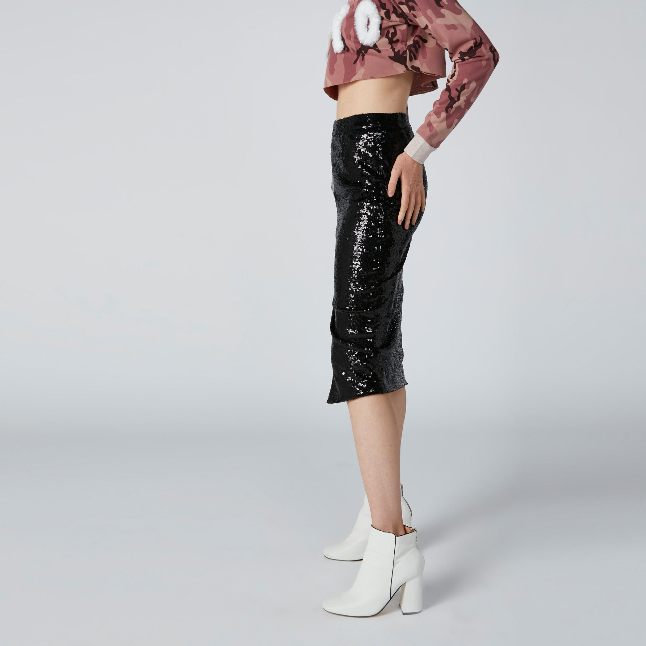 تنورة متوسطة الطول بقصّة ضيّقة وتفاصيل ترتر وفتحة أمامية-women-clothing-bottoms-skirts-image-4