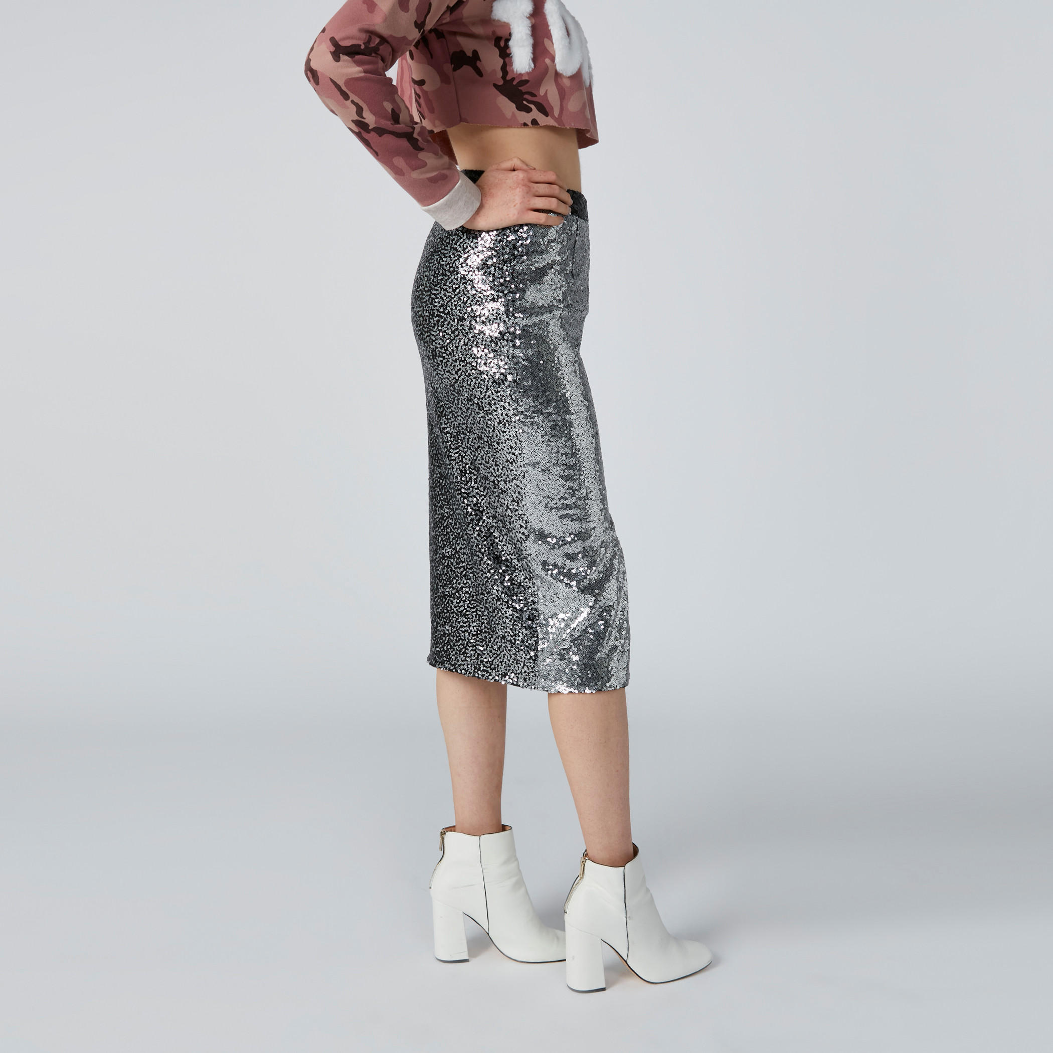 تنورة متوسطة الطول بقصّة ضيّقة وتفاصيل ترتر وفتحة أمامية-women-clothing-bottoms-skirts-image-5