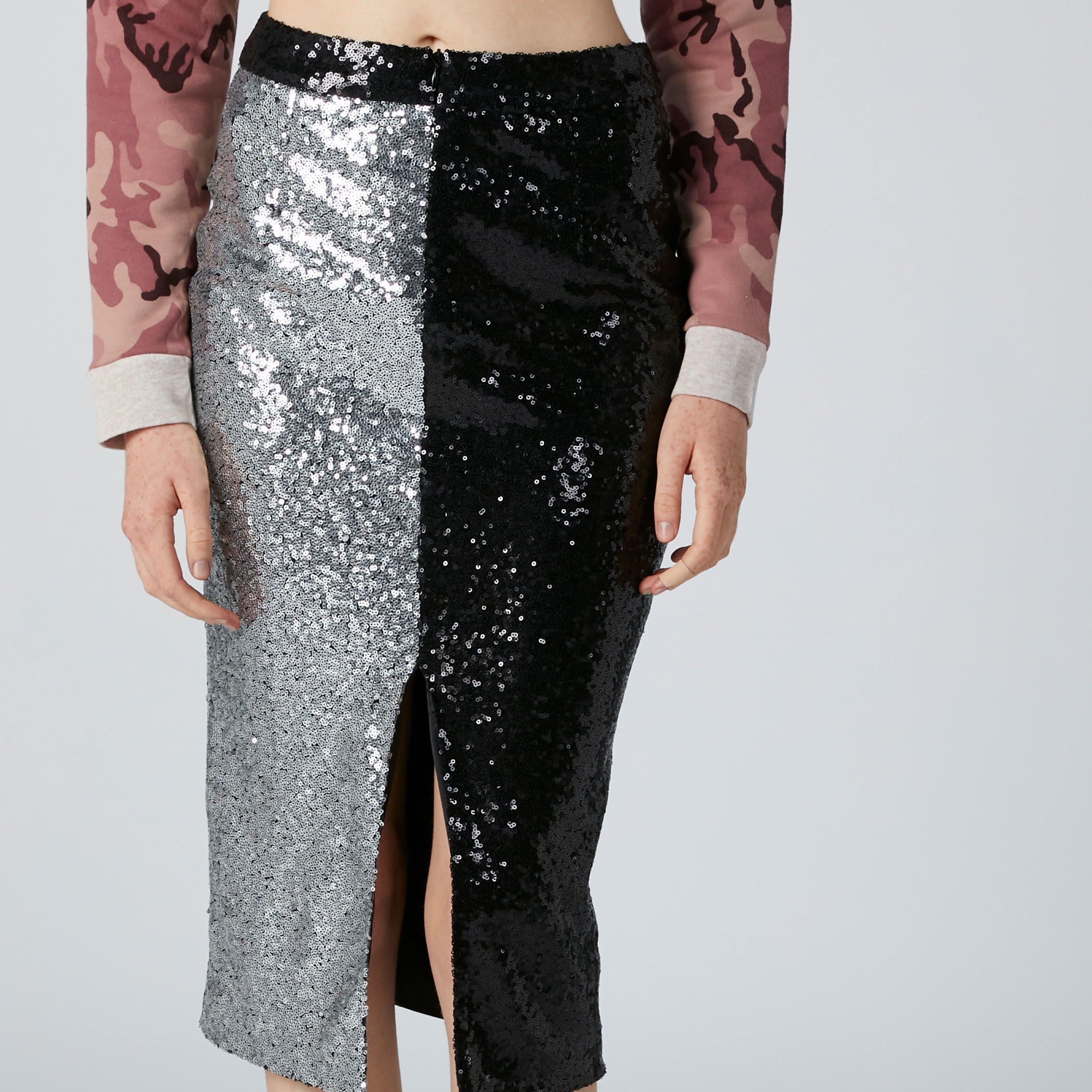 تنورة متوسطة الطول بقصّة ضيّقة وتفاصيل ترتر وفتحة أمامية-women-clothing-bottoms-skirts-image-6