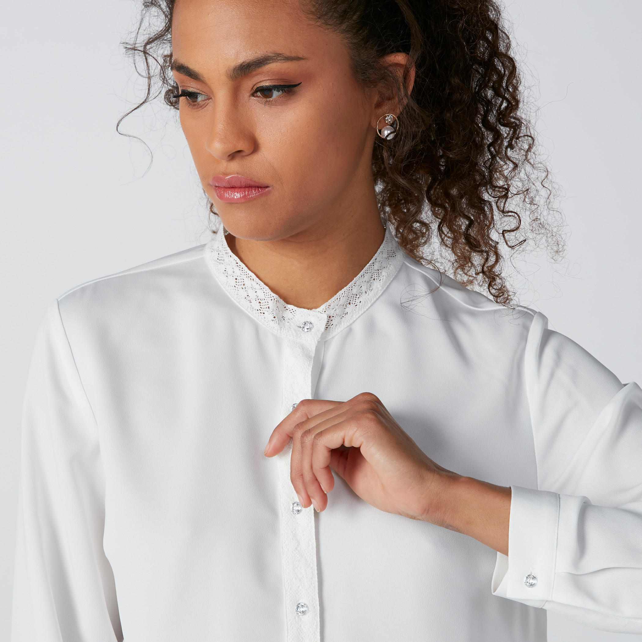 قميص بياقة ماندارين وأكمام طويلة وتفاصيل دانتيل-women-clothing-shirtsandblouses-shirts-image-1