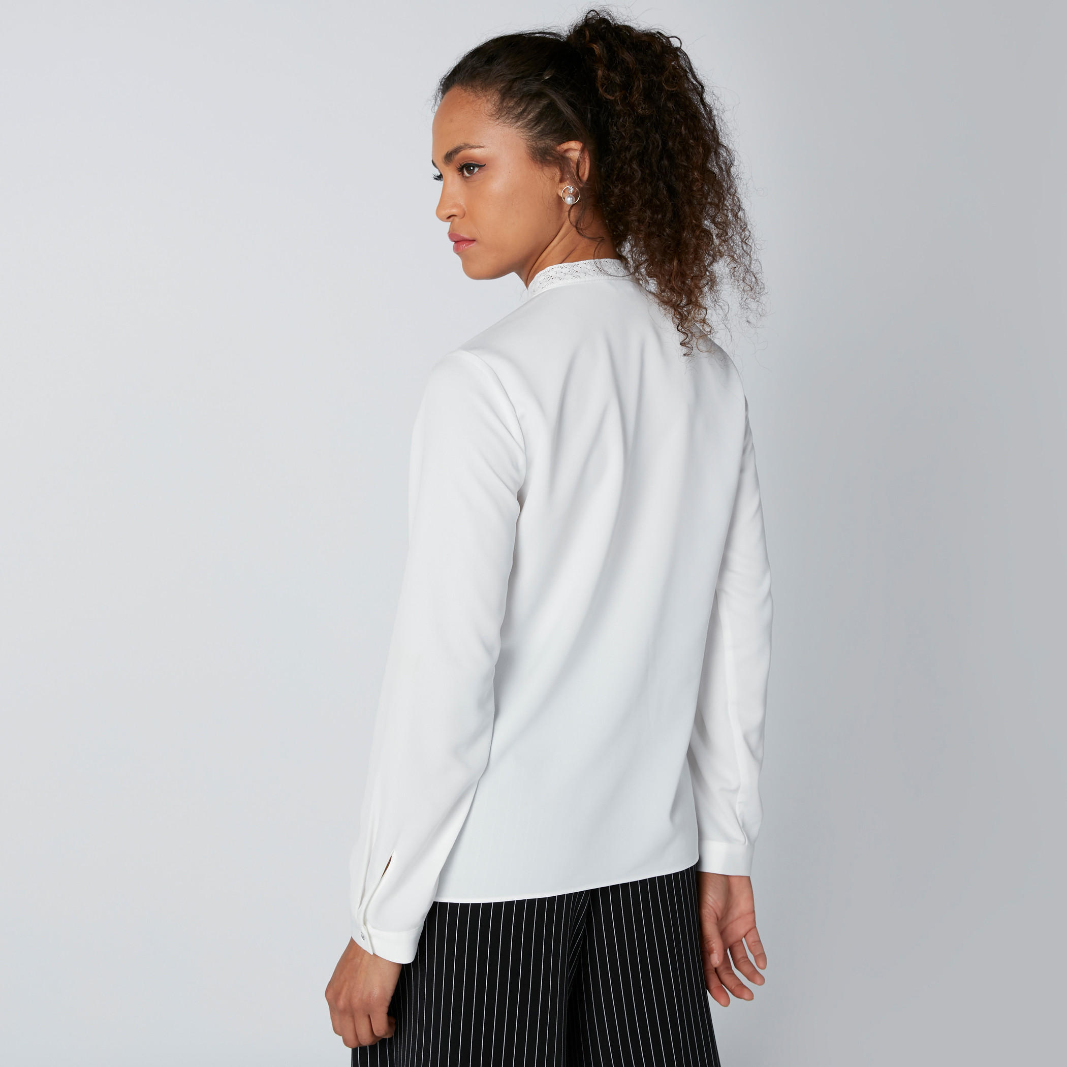 قميص بياقة ماندارين وأكمام طويلة وتفاصيل دانتيل-women-clothing-shirtsandblouses-shirts-image-2