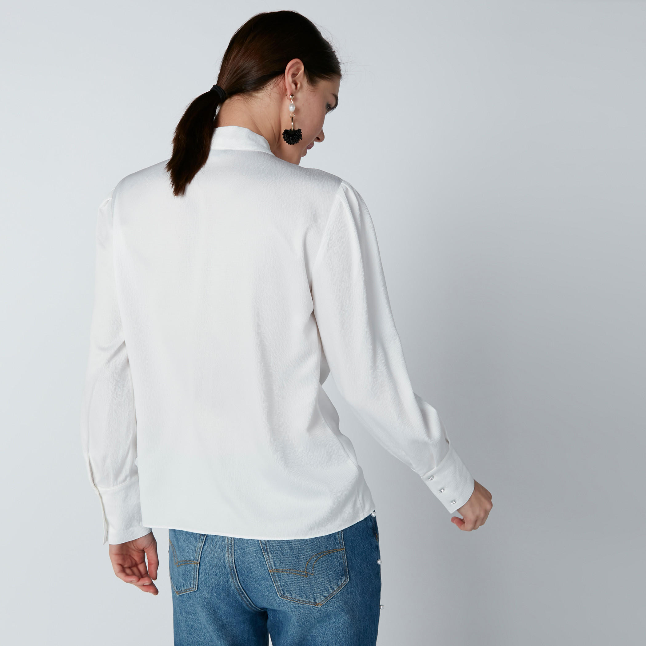 قميص بقصّة عادية وأكمام طويلة وياقة رباط-women-clothing-shirtsandblouses-shirts-image-2