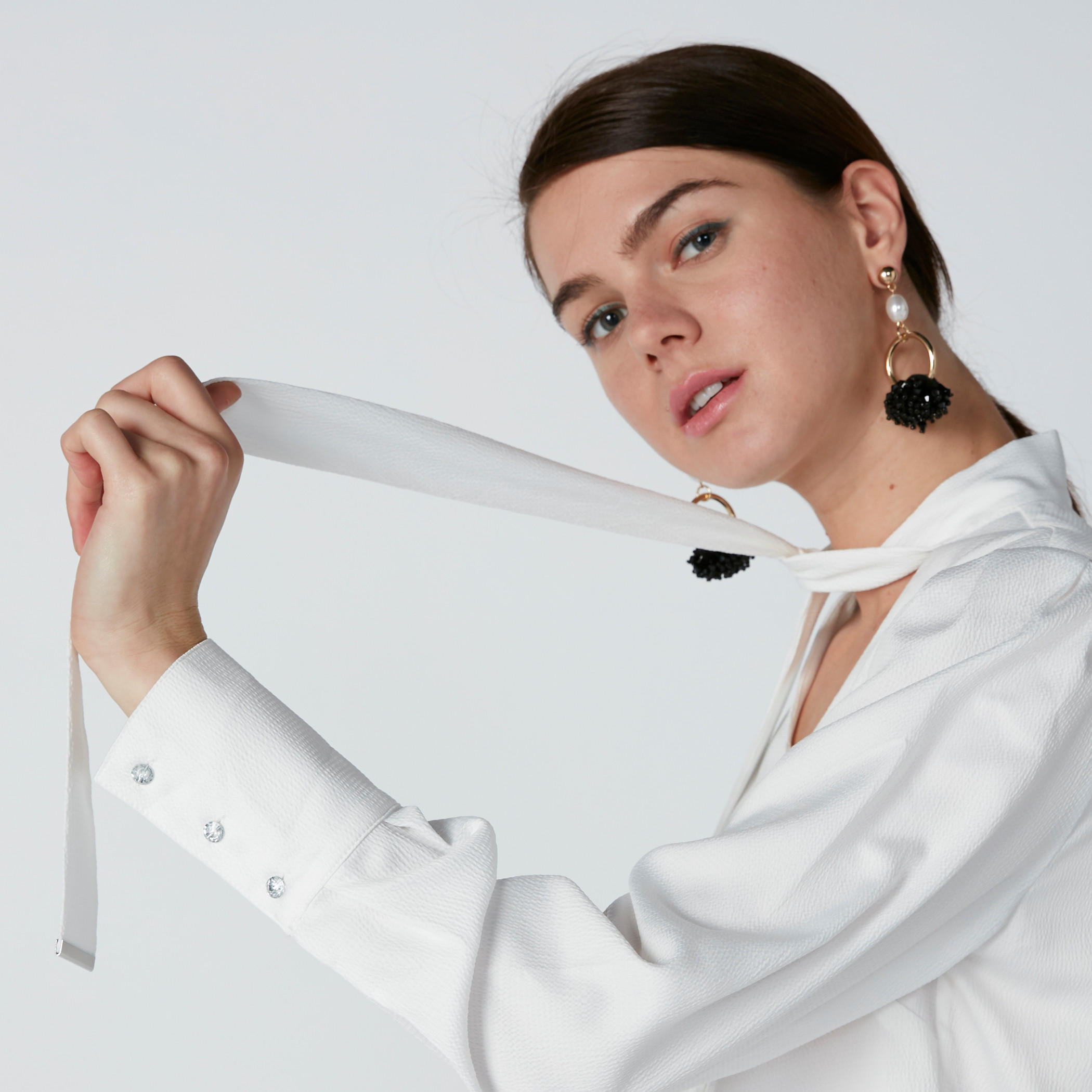 قميص بقصّة عادية وأكمام طويلة وياقة رباط-women-clothing-shirtsandblouses-shirts-image-4